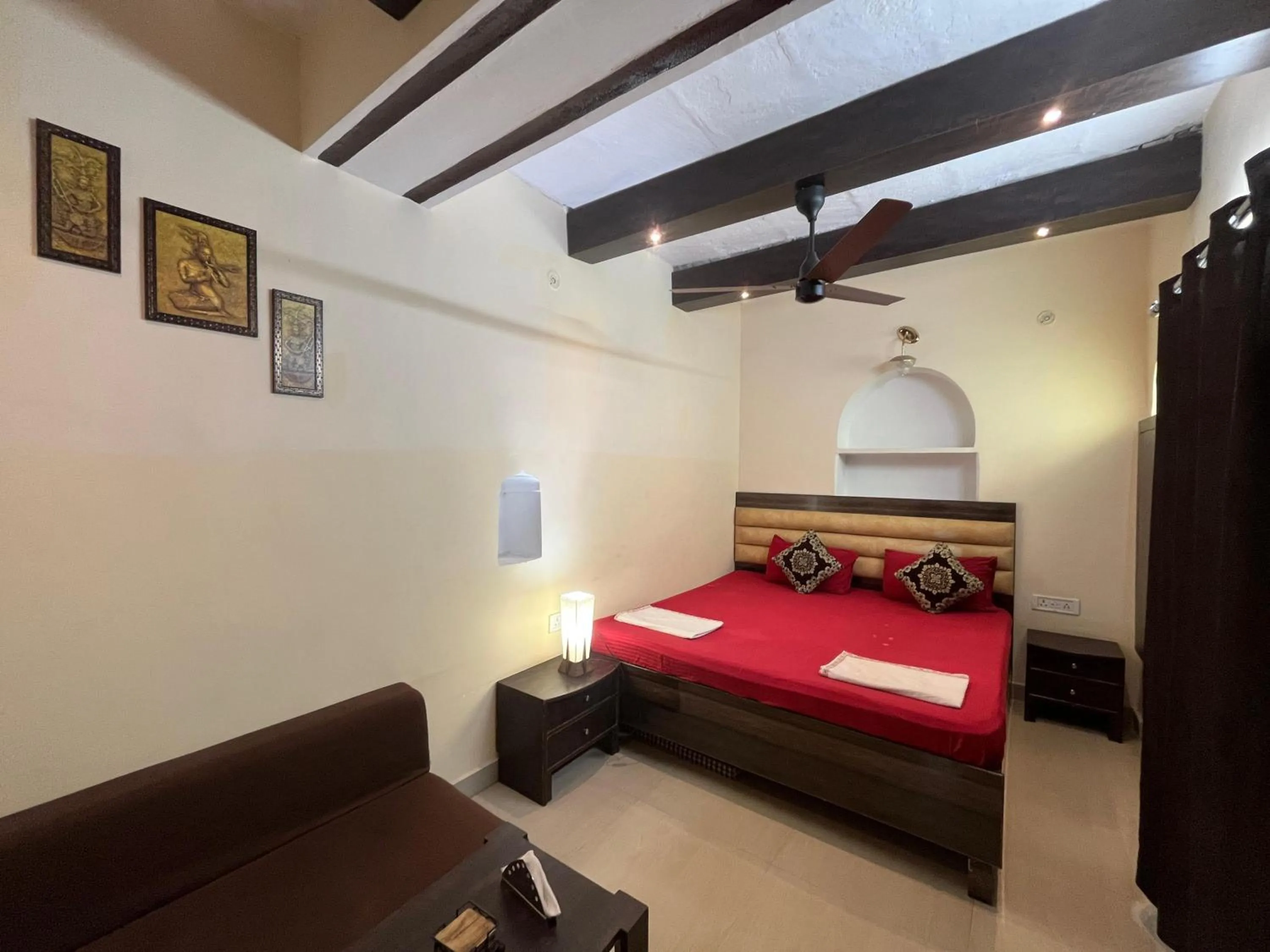 Photo of the whole room, Bed in Foreigners Inn