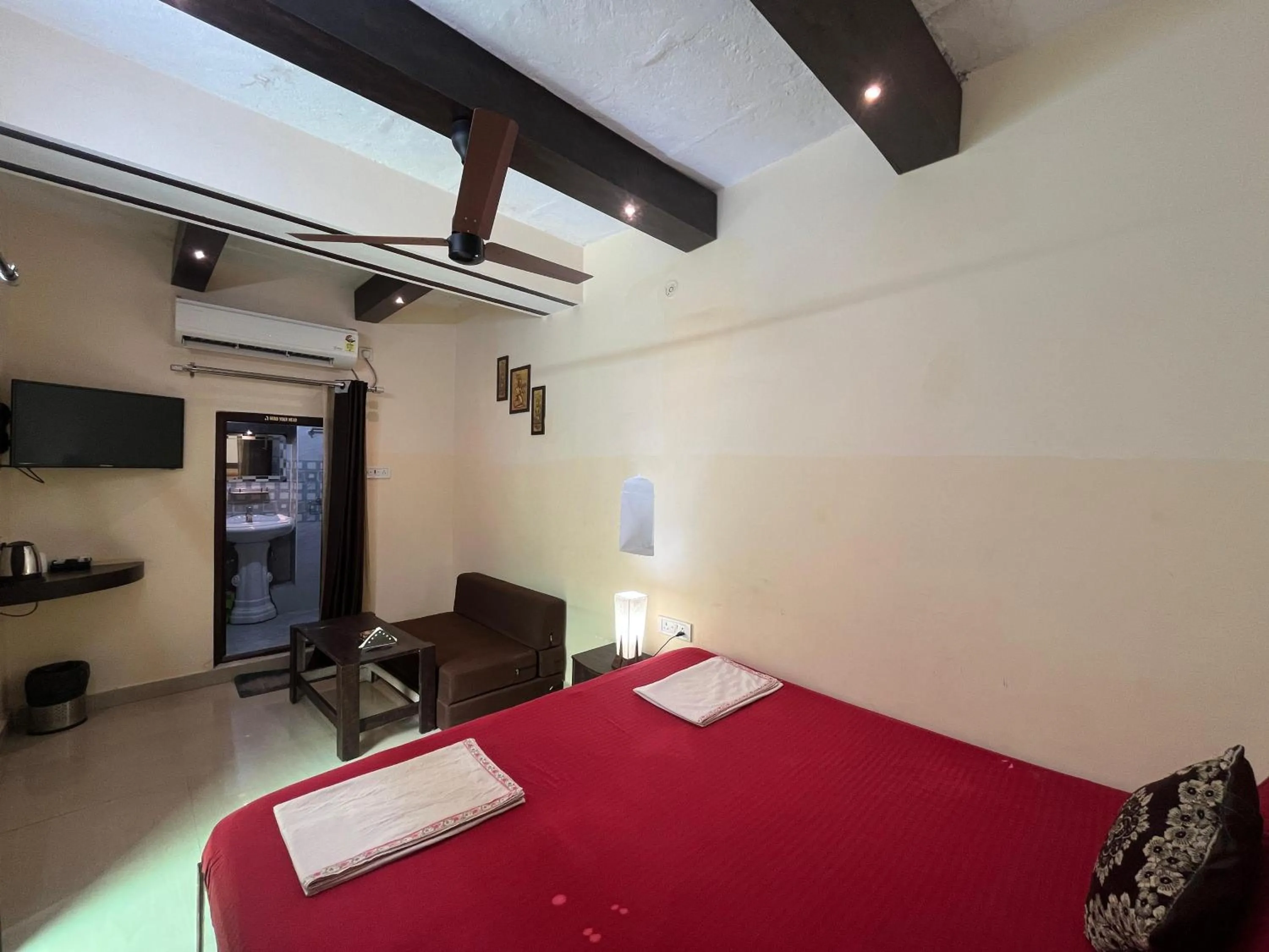 Photo of the whole room, Bed in Foreigners Inn