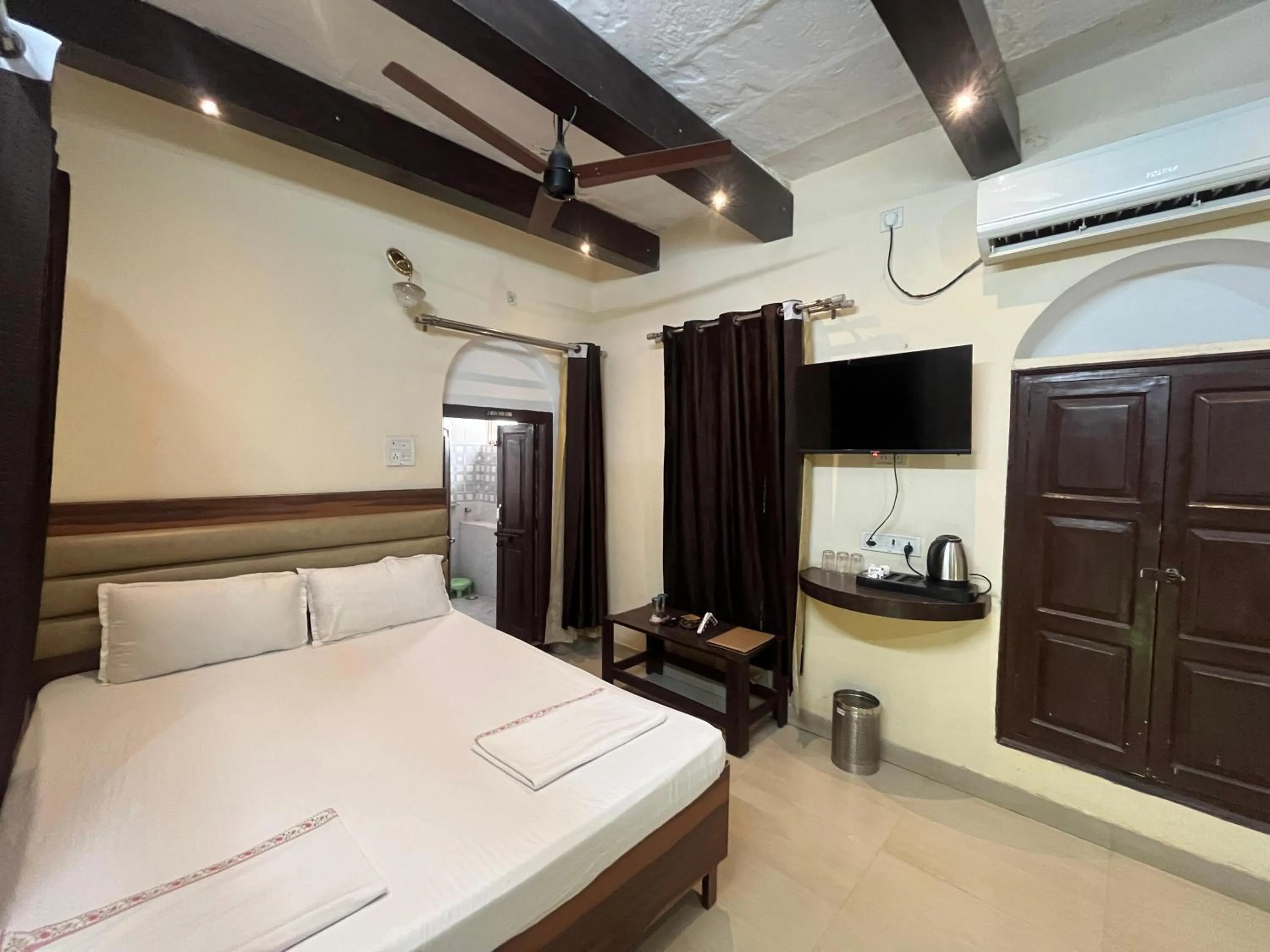 Photo of the whole room, Bed in Foreigners Inn