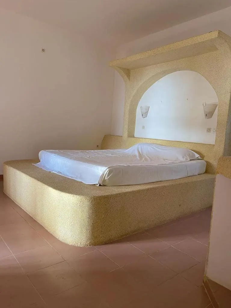 Bed in HOTEL DU BAR DE LA MER CAP SKIRRiNG