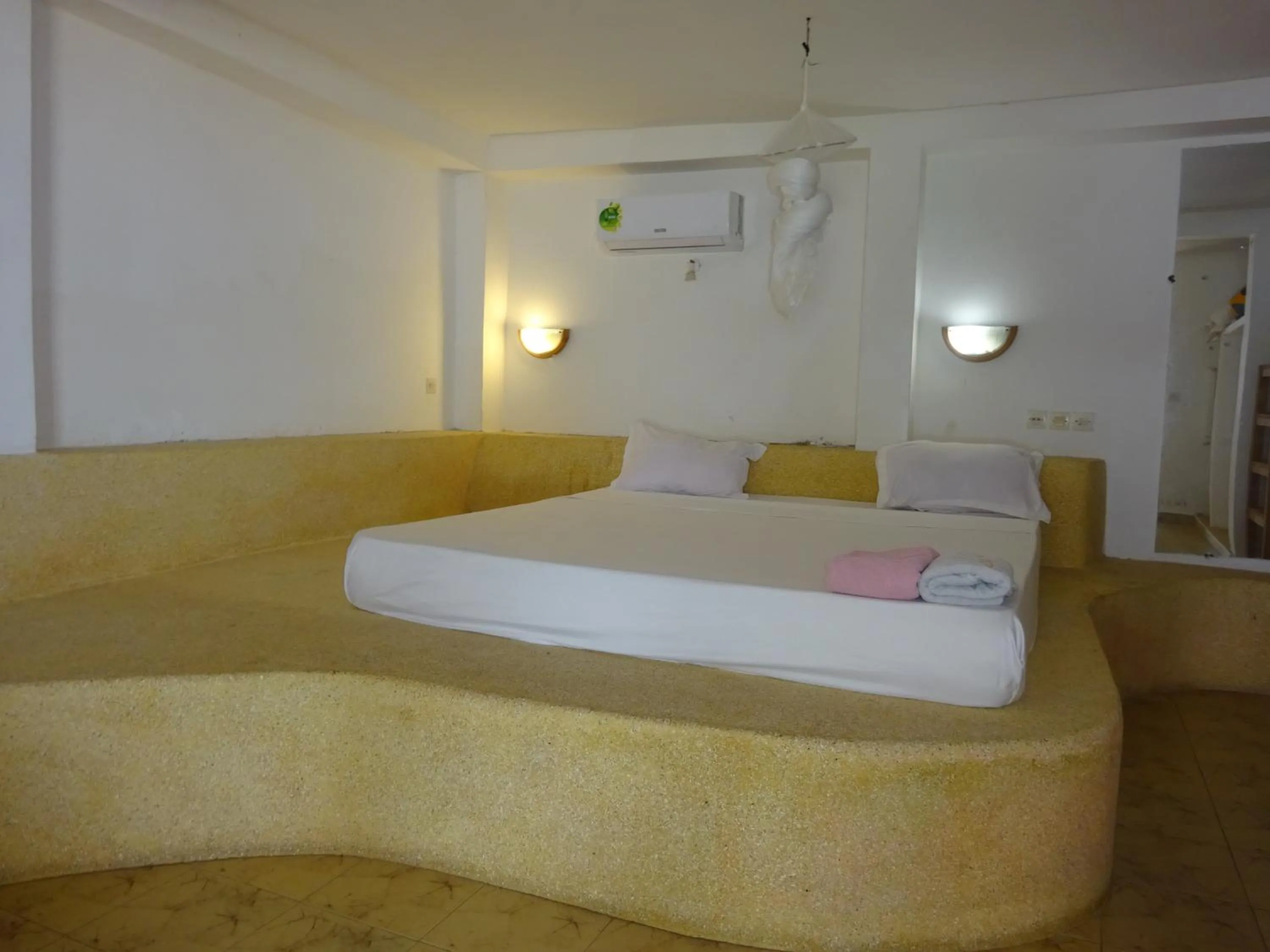 Photo of the whole room in HOTEL DU BAR DE LA MER CAP SKIRRiNG