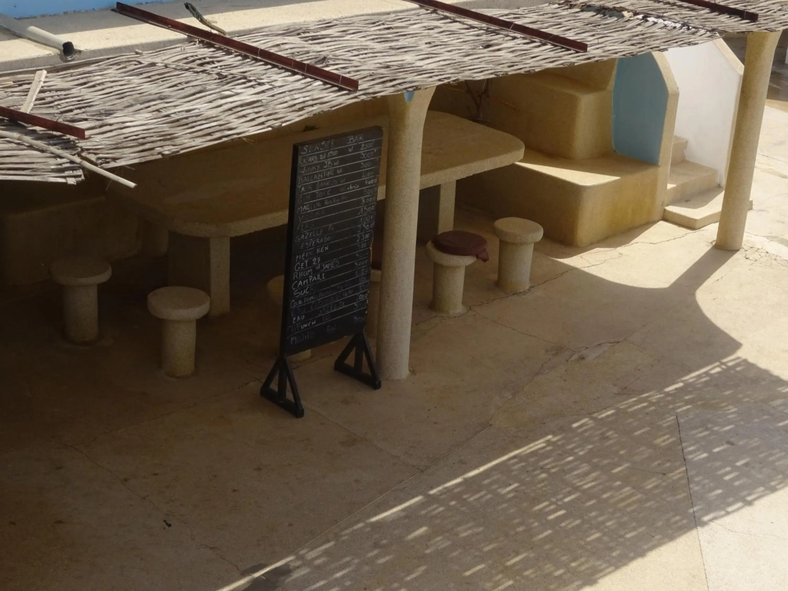 Patio in HOTEL DU BAR DE LA MER CAP SKIRRiNG