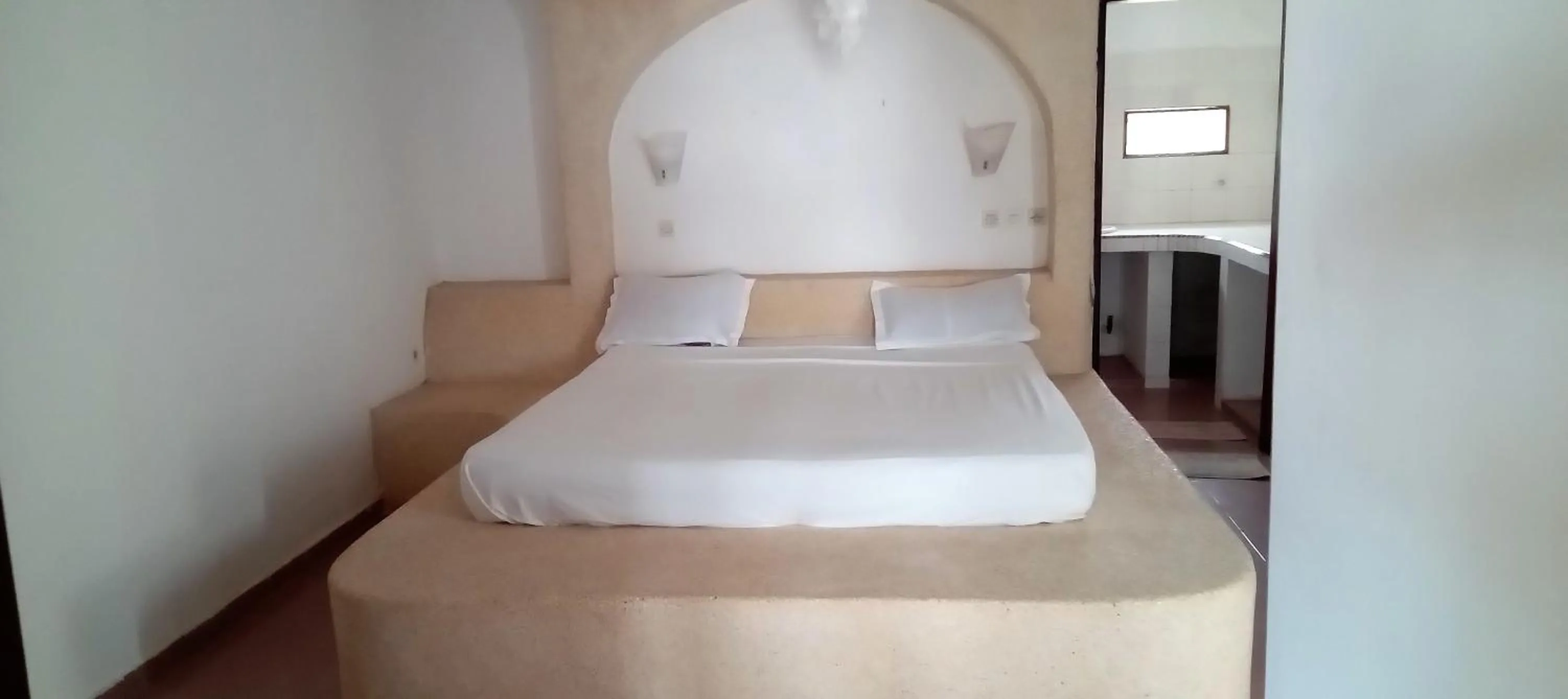 Bed in HOTEL DU BAR DE LA MER CAP SKIRRiNG