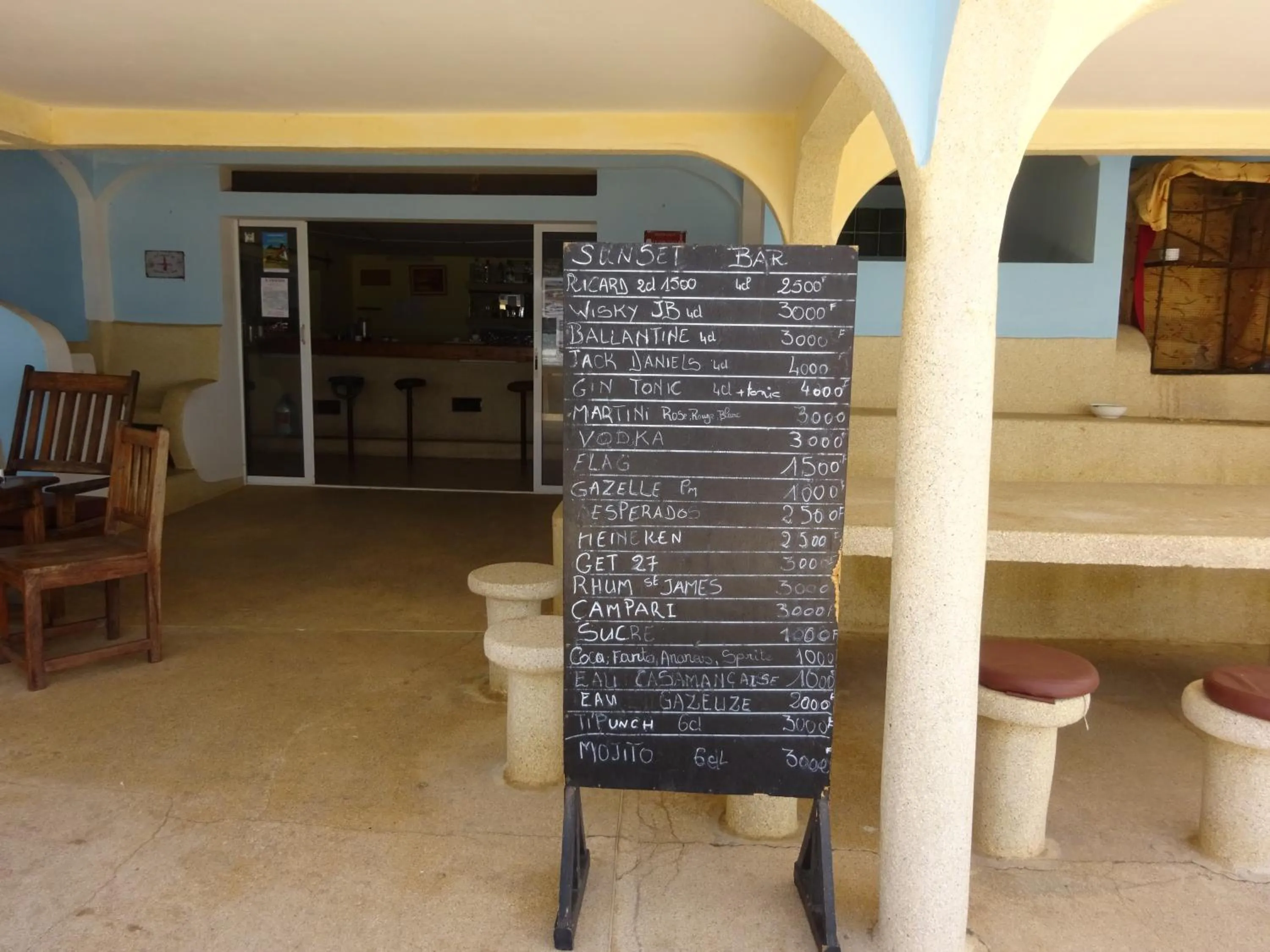 Lounge or bar in HOTEL DU BAR DE LA MER CAP SKIRRiNG