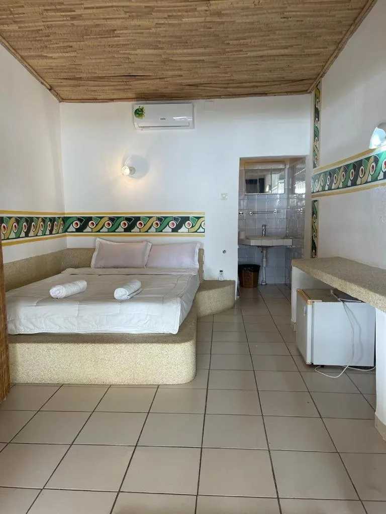 Bed in HOTEL DU BAR DE LA MER CAP SKIRRiNG