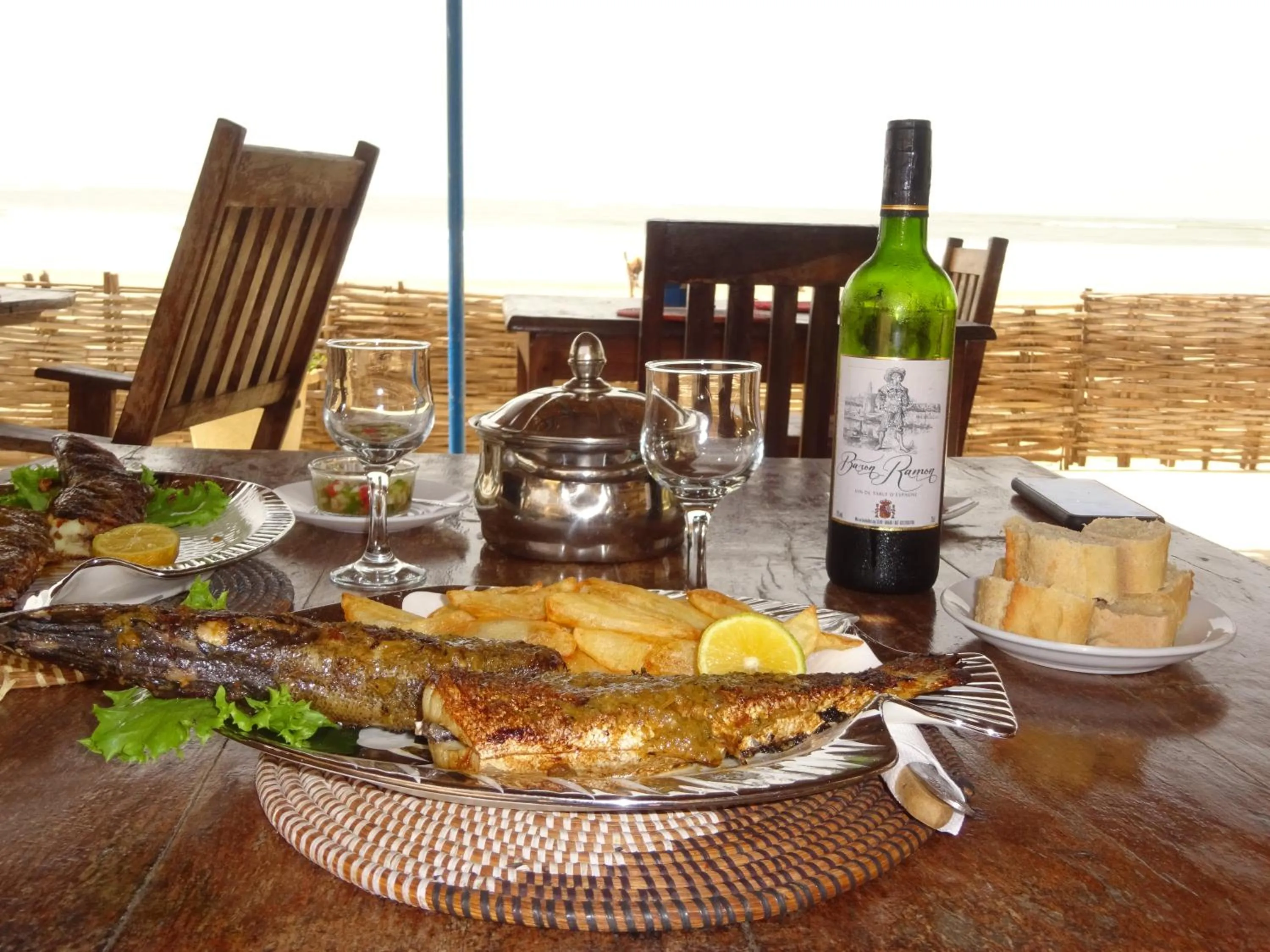 Food and drinks in HOTEL DU BAR DE LA MER CAP SKIRRiNG