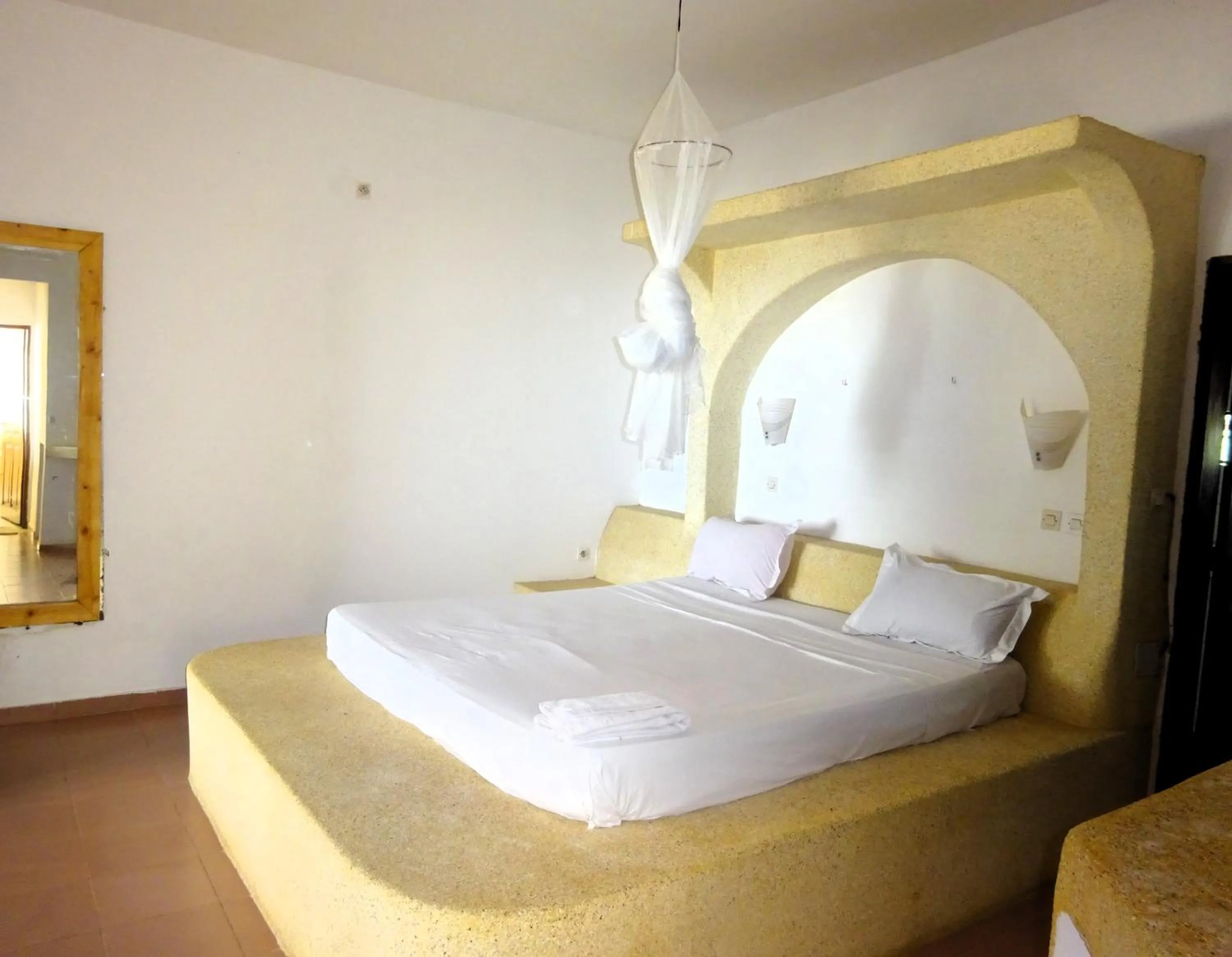 Bed in HOTEL DU BAR DE LA MER CAP SKIRRiNG