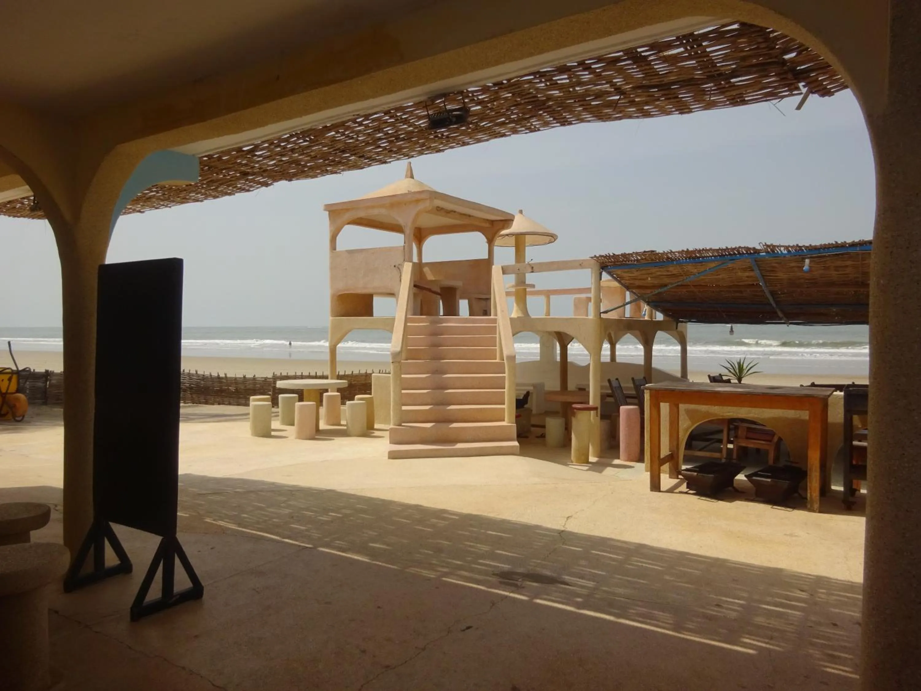 Patio in HOTEL DU BAR DE LA MER CAP SKIRRiNG