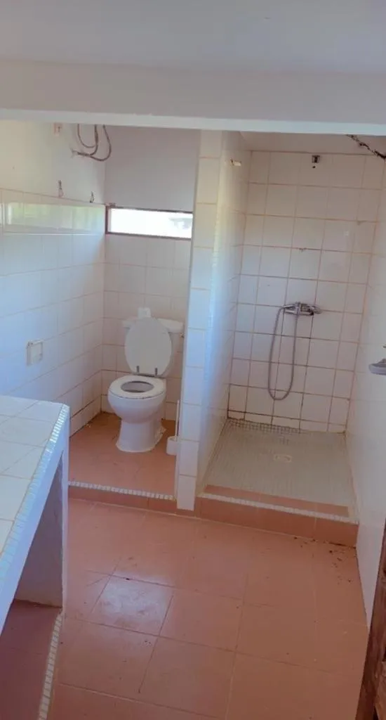 Shower in HOTEL DU BAR DE LA MER CAP SKIRRiNG