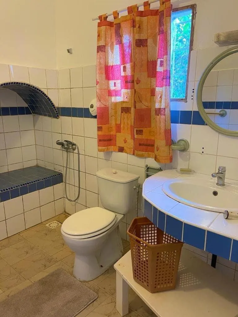 Shower in HOTEL DU BAR DE LA MER CAP SKIRRiNG