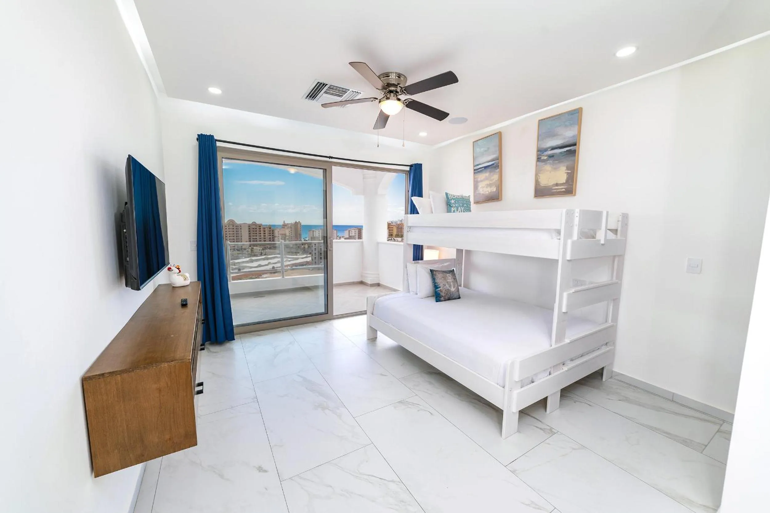 Bed in Casa Blanca Golf Villas