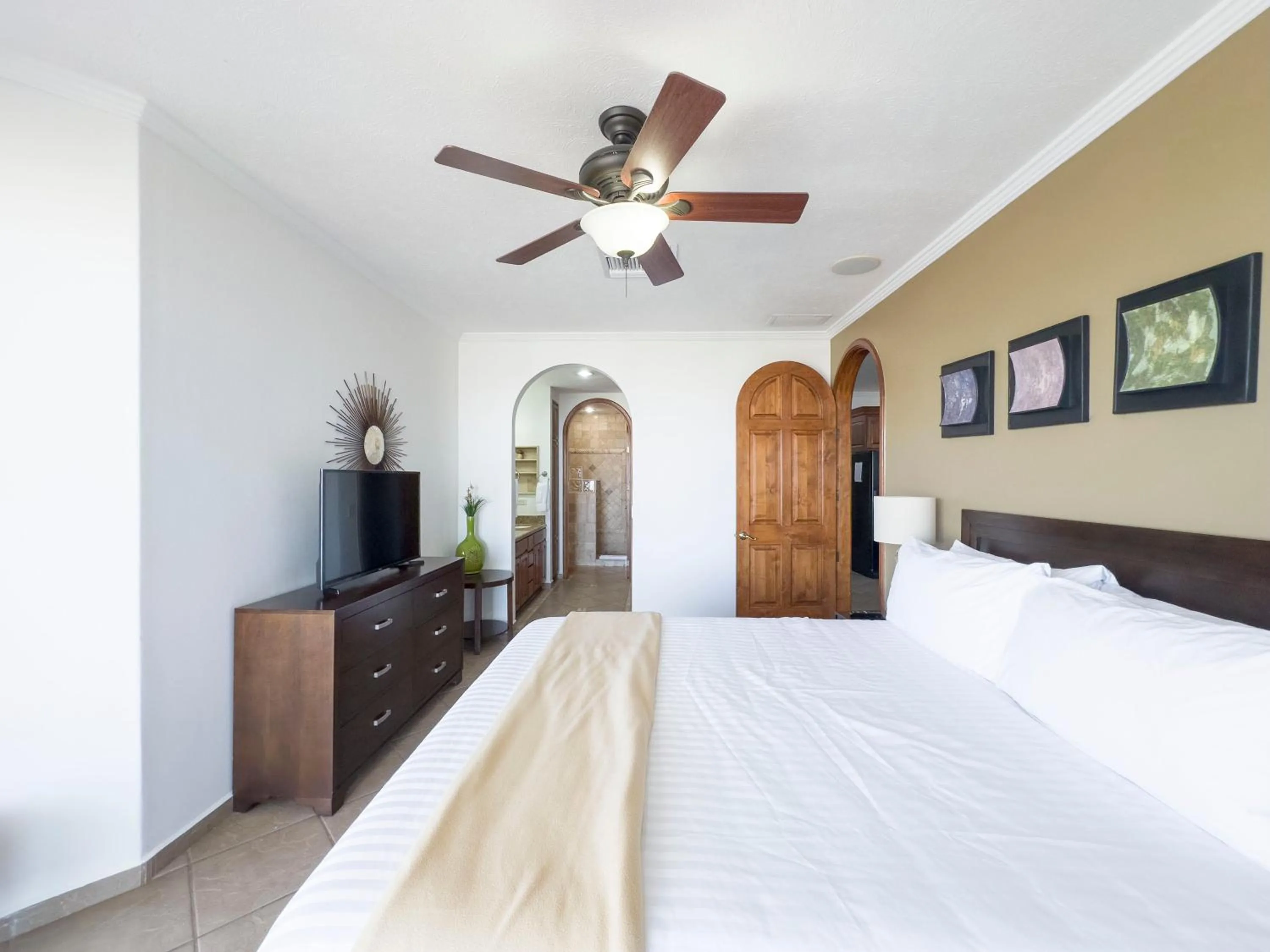Bed in Casa Blanca Golf Villas