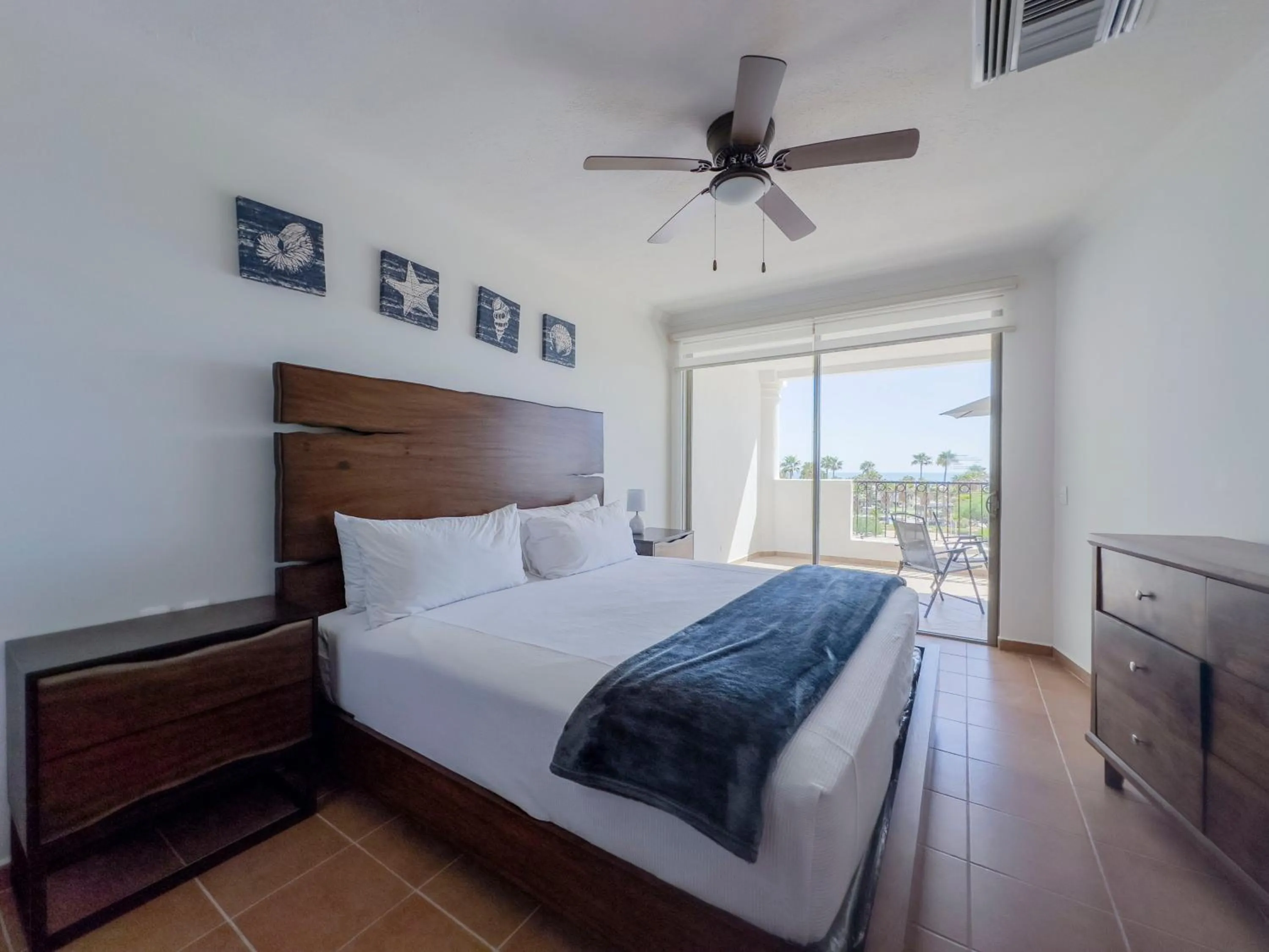 Bed in Casa Blanca Golf Villas