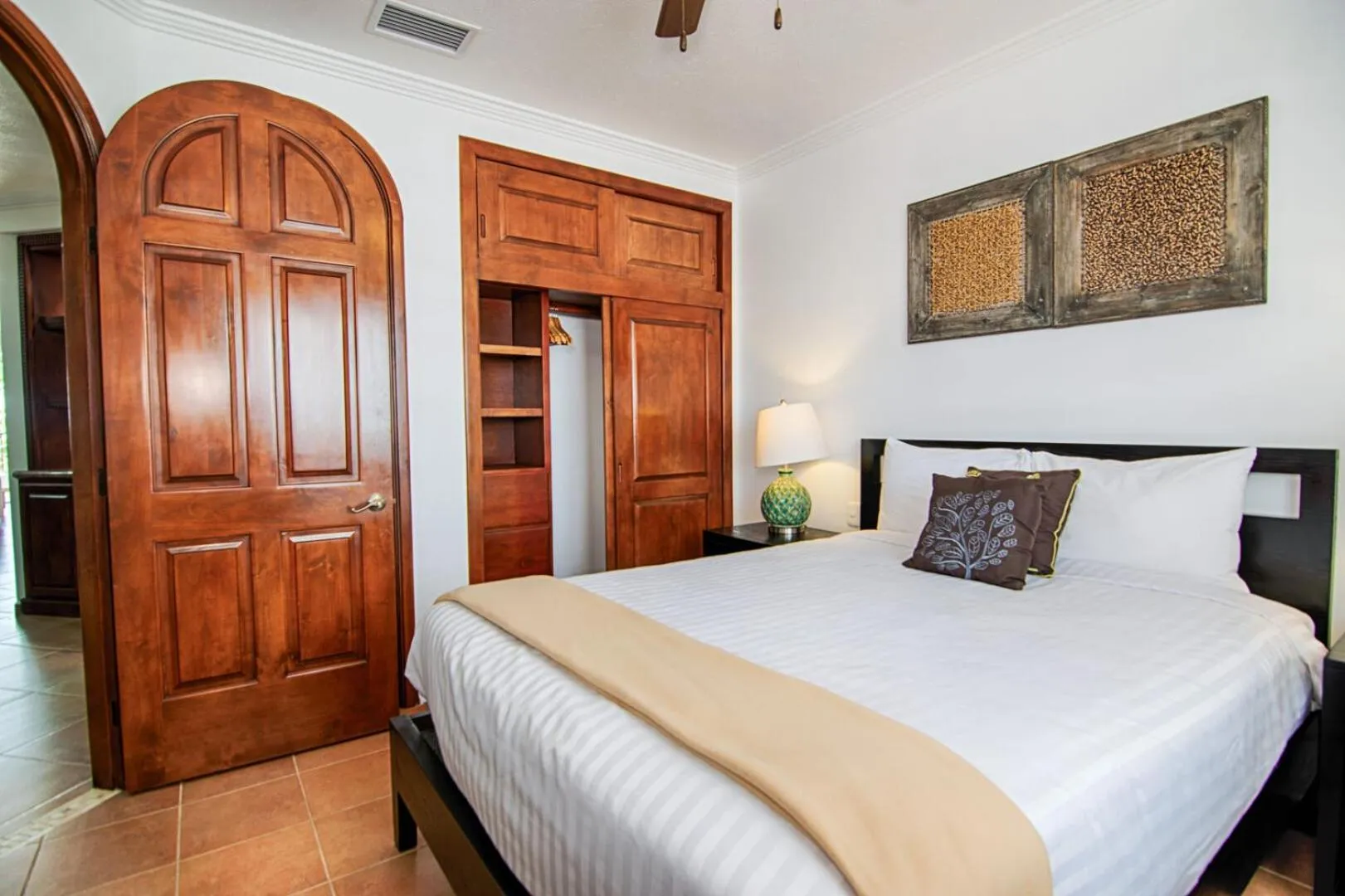 Bed in Casa Blanca Golf Villas