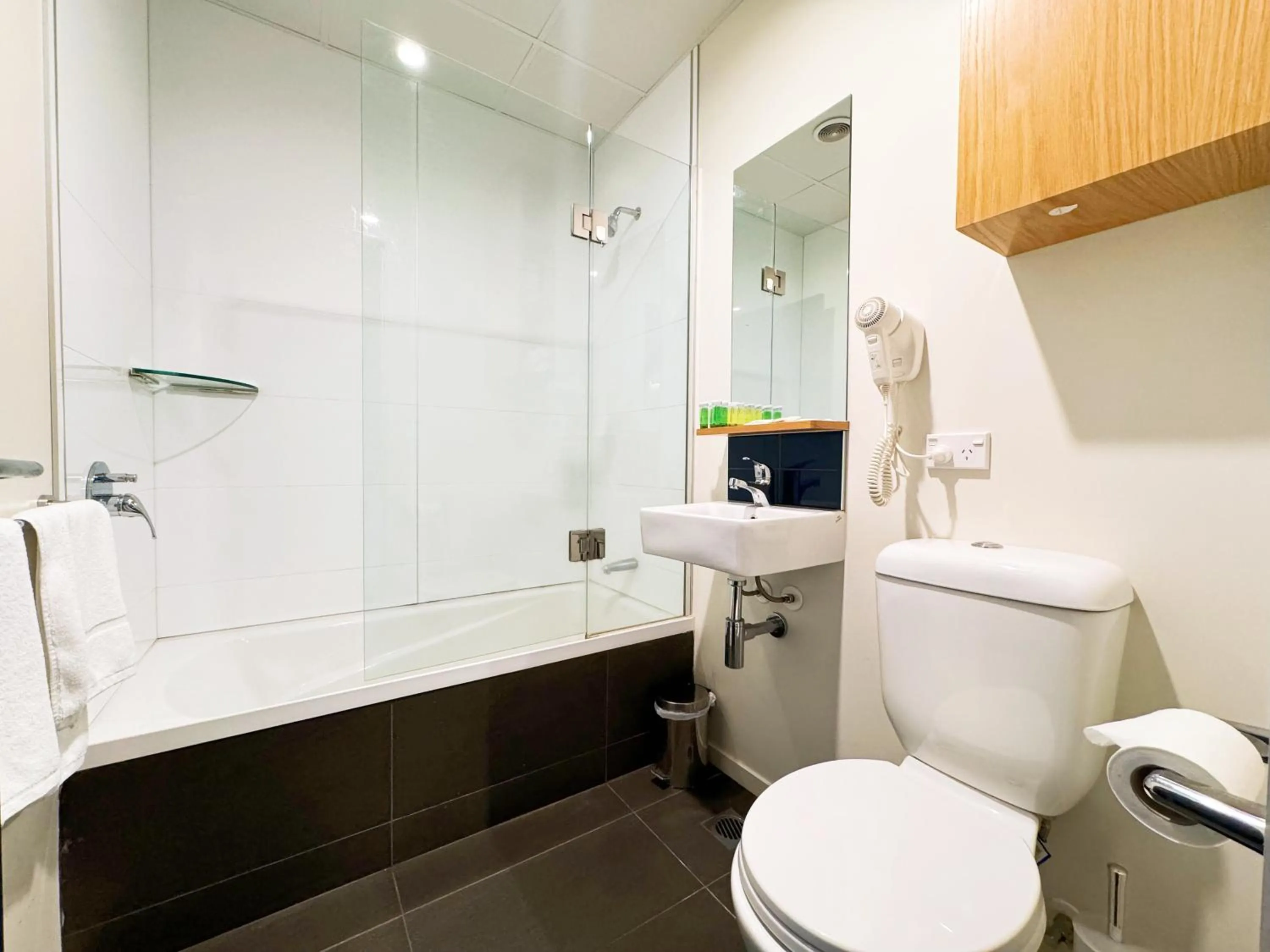 Shower in Park Hotel, Lambton Quay