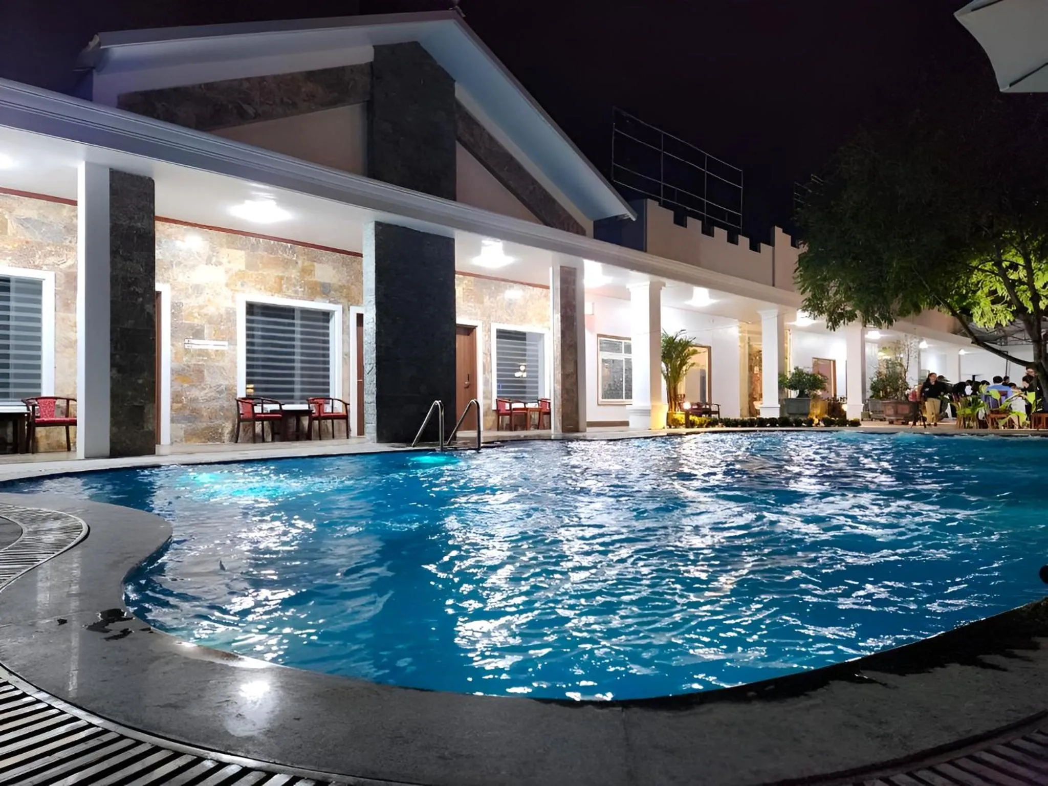 Swimming pool in Châu Sơn Garden Resort