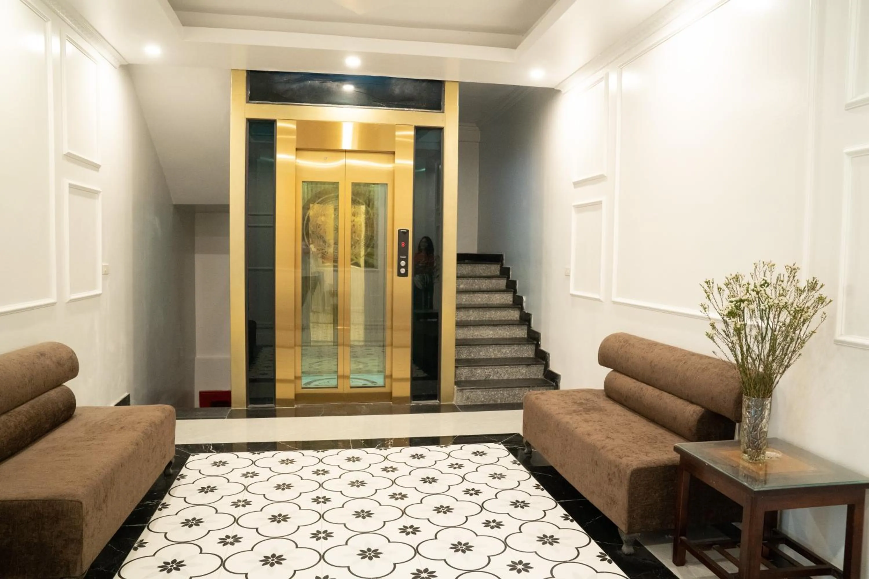 elevator in Châu Sơn Garden Resort