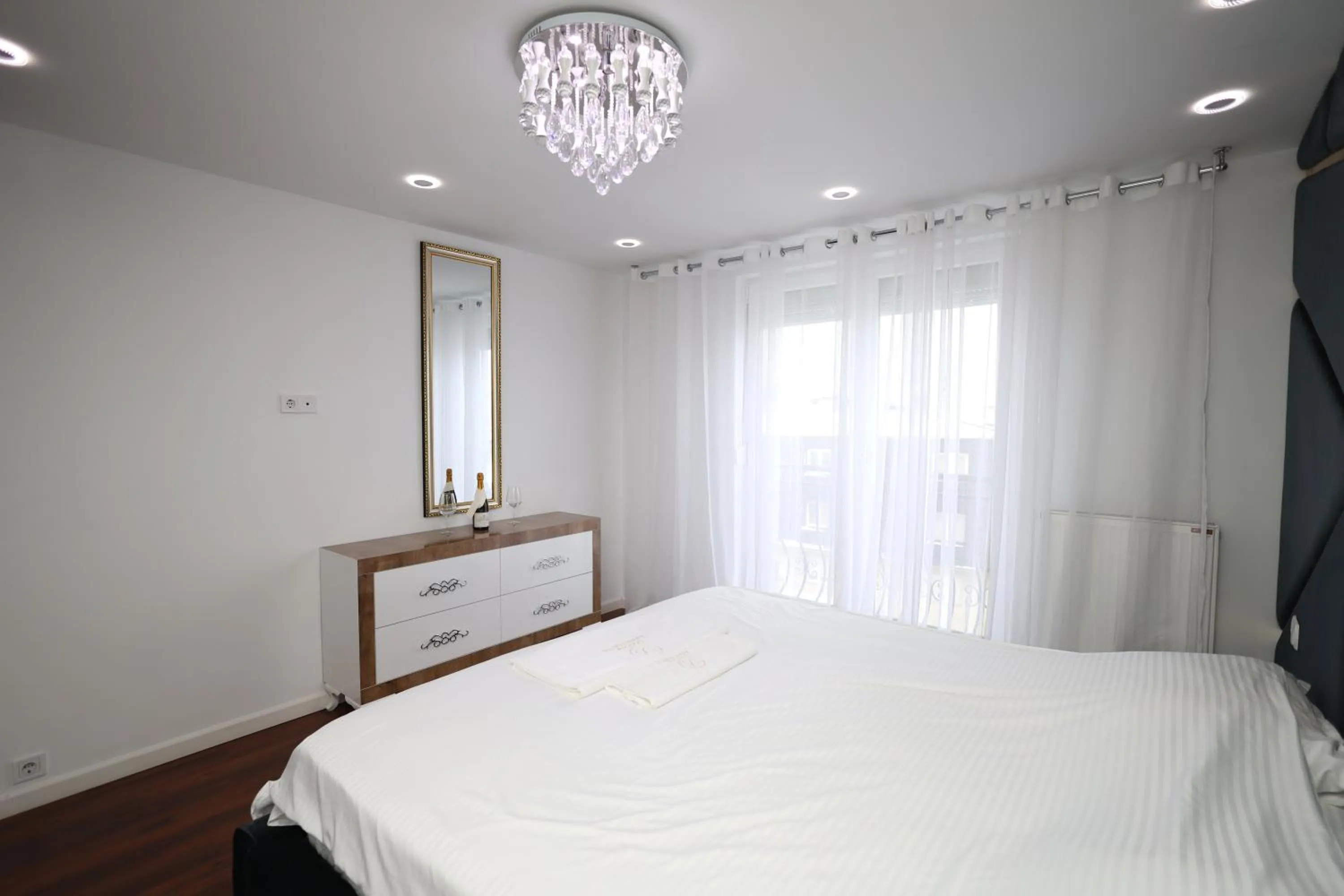 Bedroom, Bed in Dodona ApartHotel in Prishtina