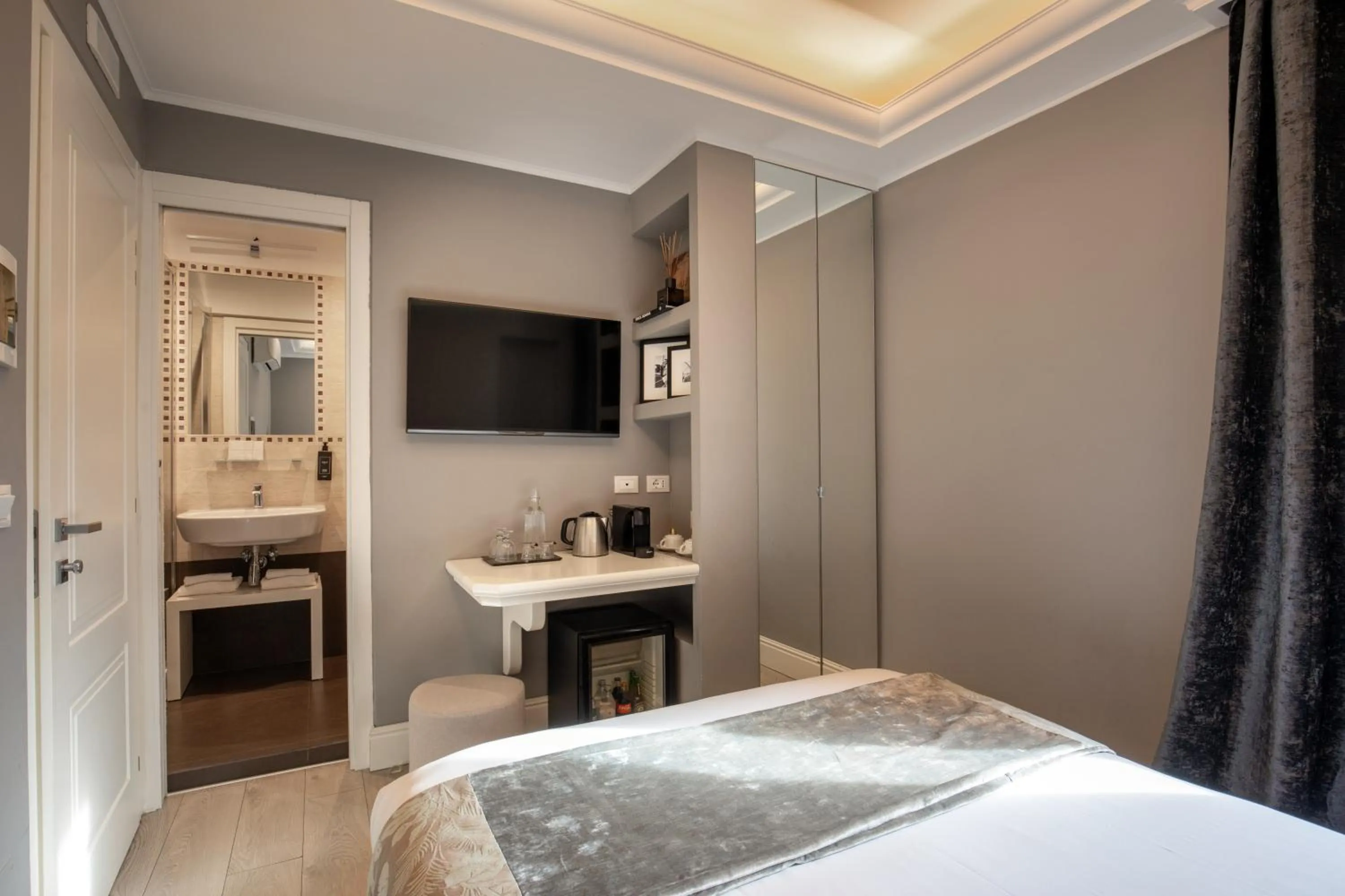 View (from property/room), Bed in NAMAN HOTELLERIE - Spagna