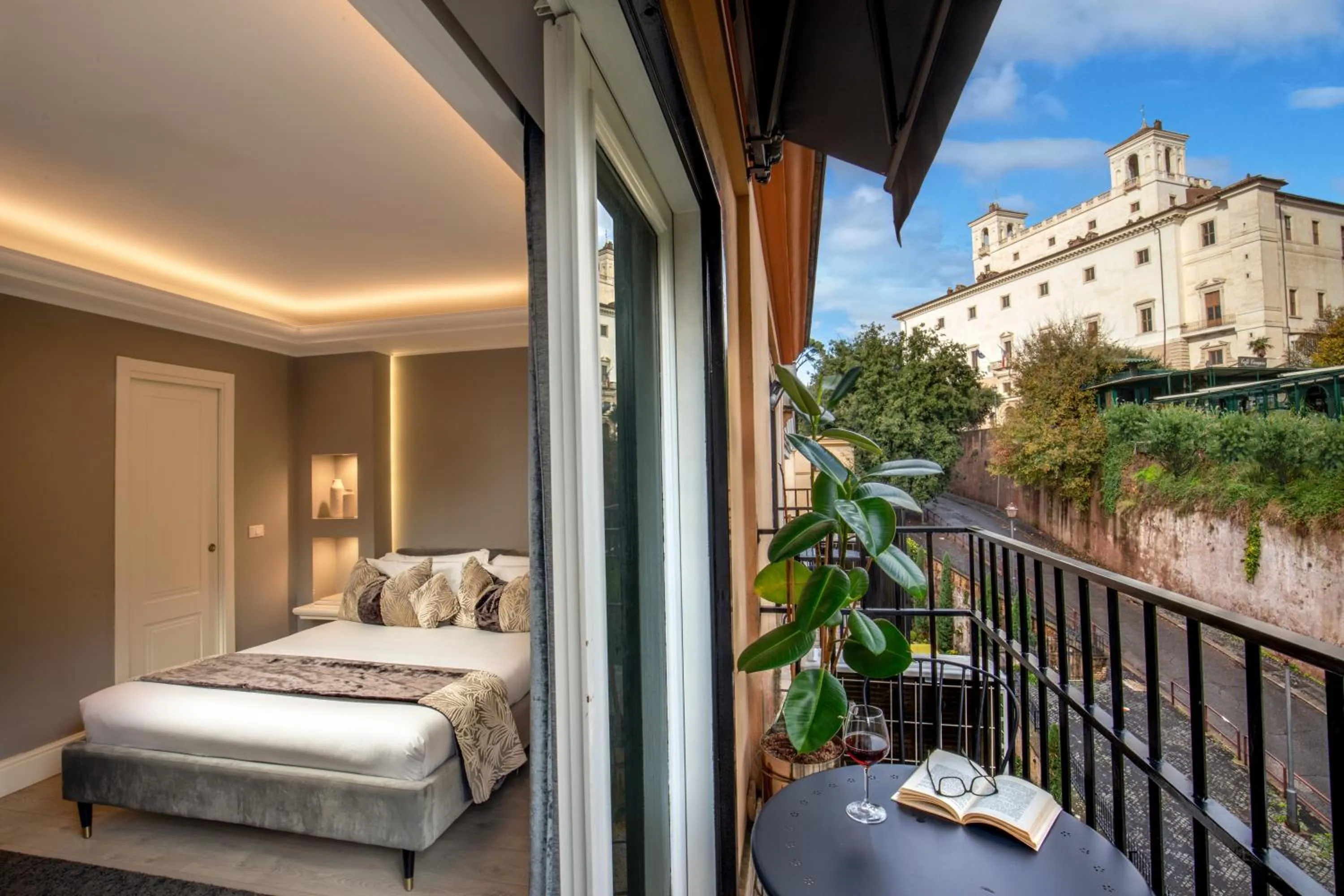 Balcony/Terrace, Bed in NAMAN HOTELLERIE - Spagna