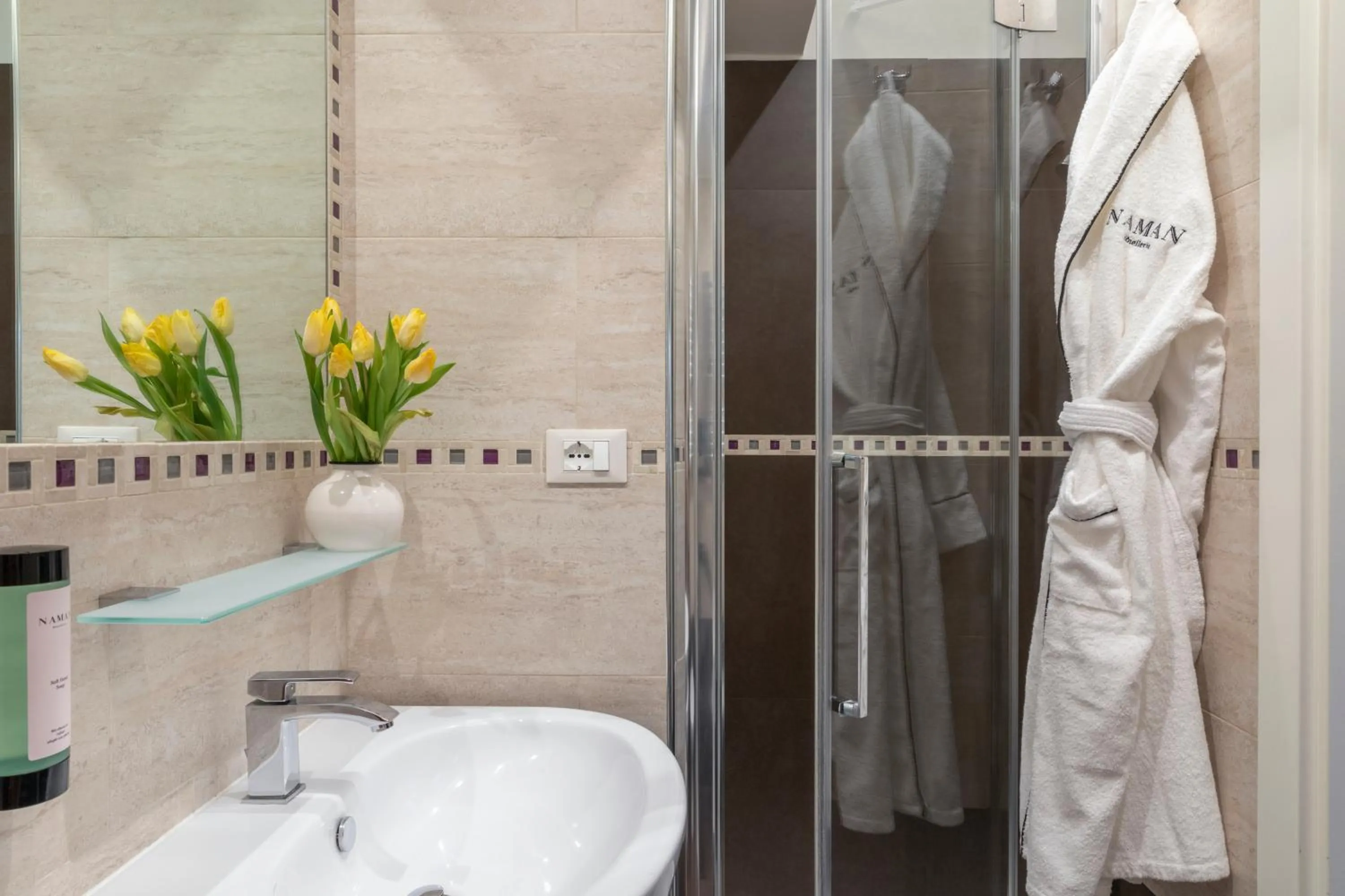 Bathroom in NAMAN HOTELLERIE - Spagna
