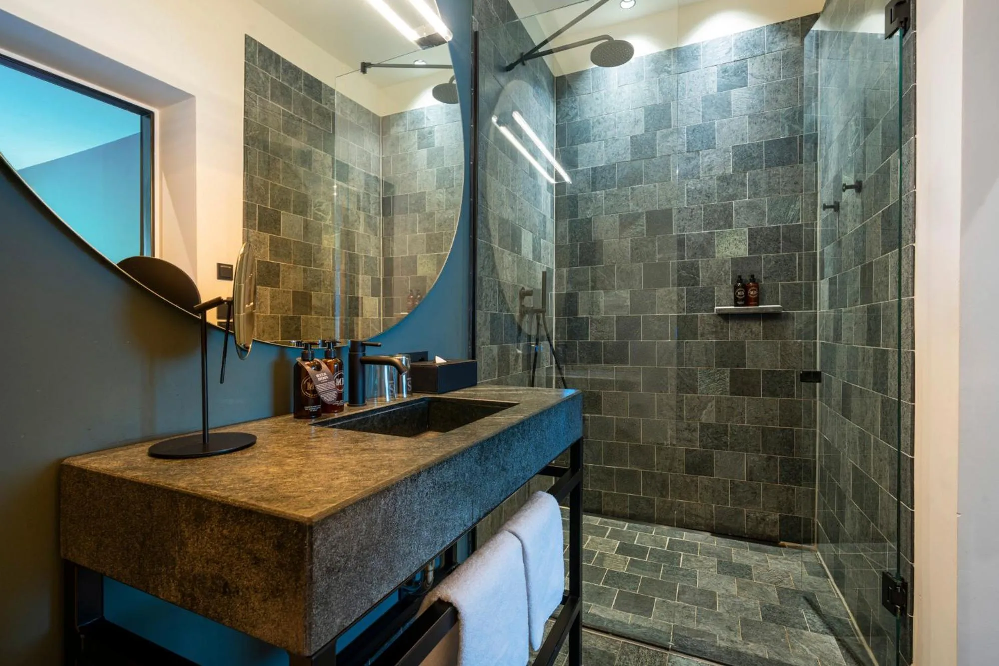 Shower in sly Berlin