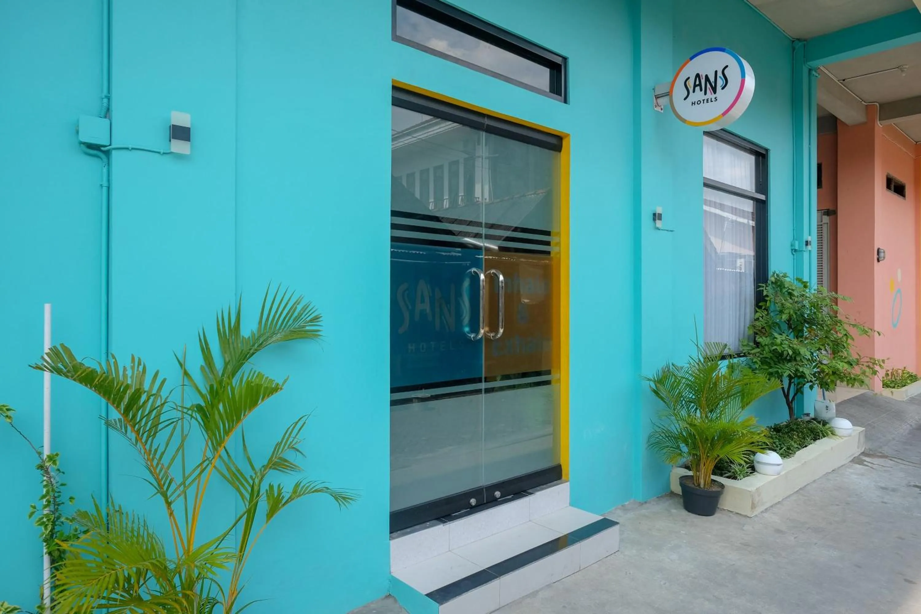 Property building in Sans Hotel Kumbang Yogyakarta by RedDoorz