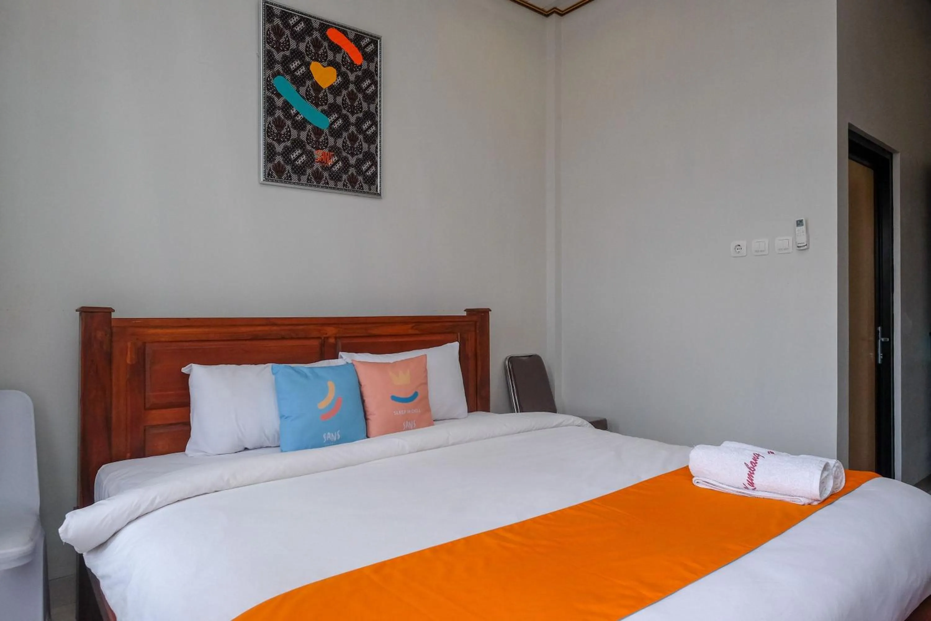 Bedroom, Bed in Sans Hotel Kumbang Yogyakarta by RedDoorz