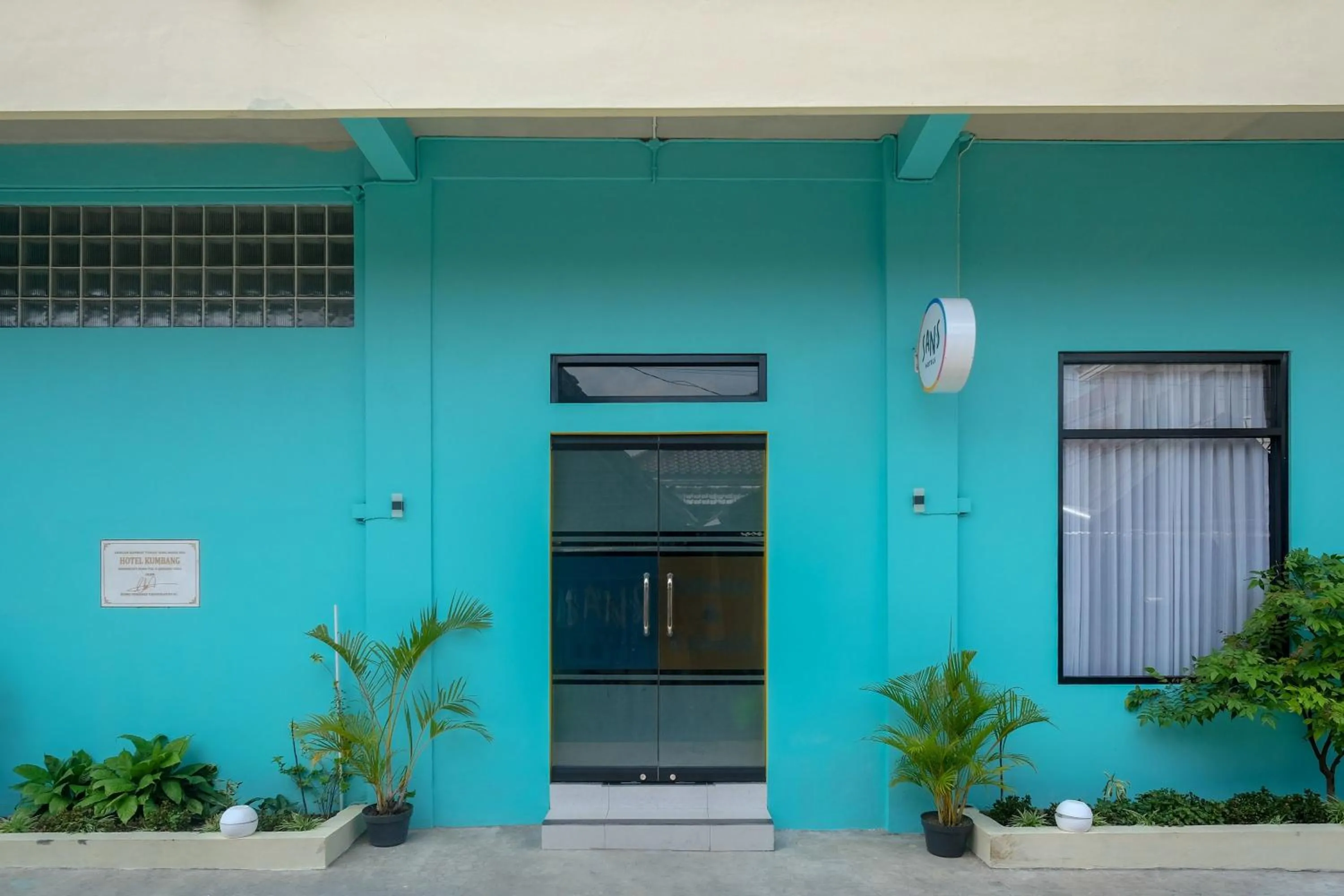 Property building in Sans Hotel Kumbang Yogyakarta by RedDoorz