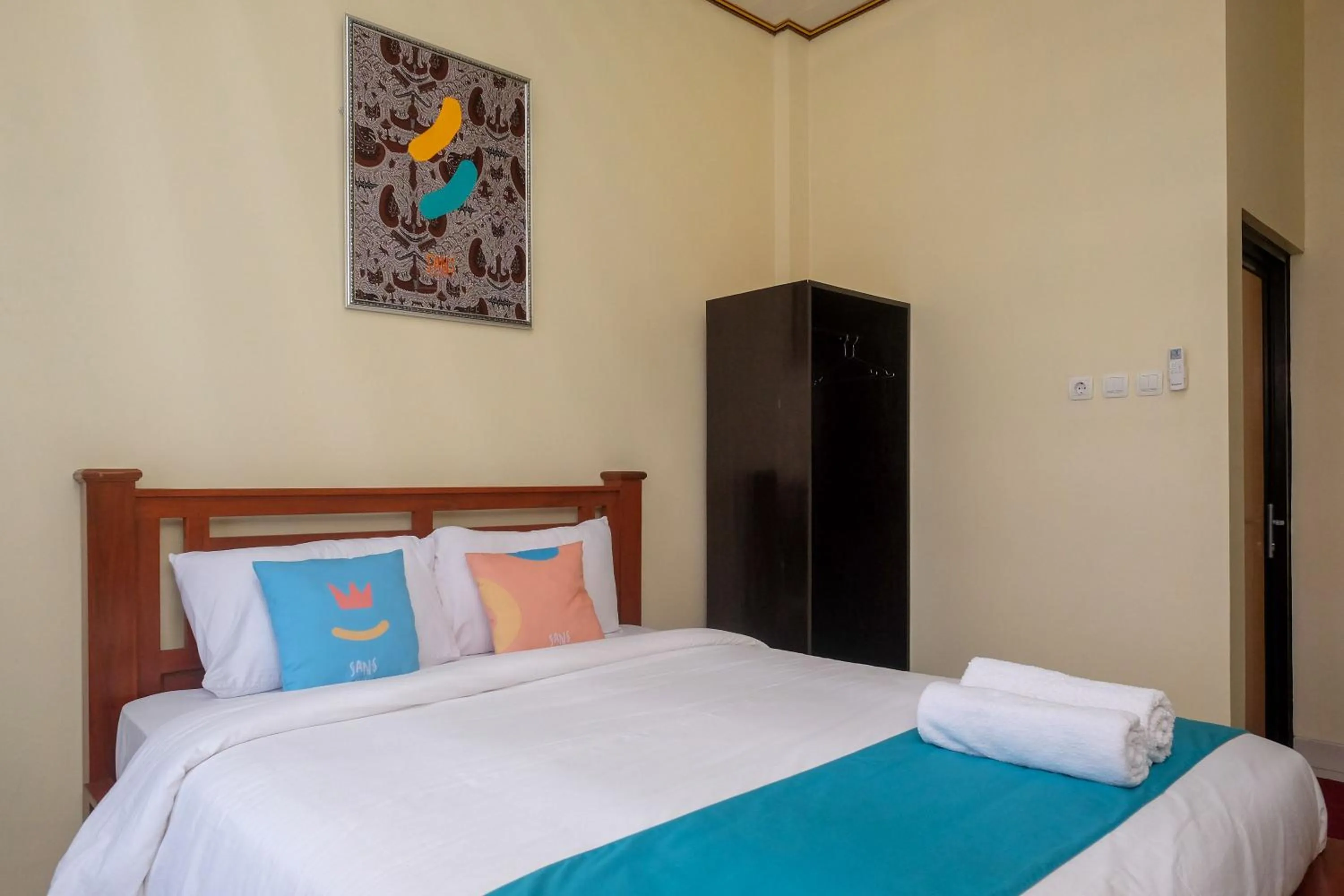 Bedroom, Bed in Sans Hotel Kumbang Yogyakarta by RedDoorz