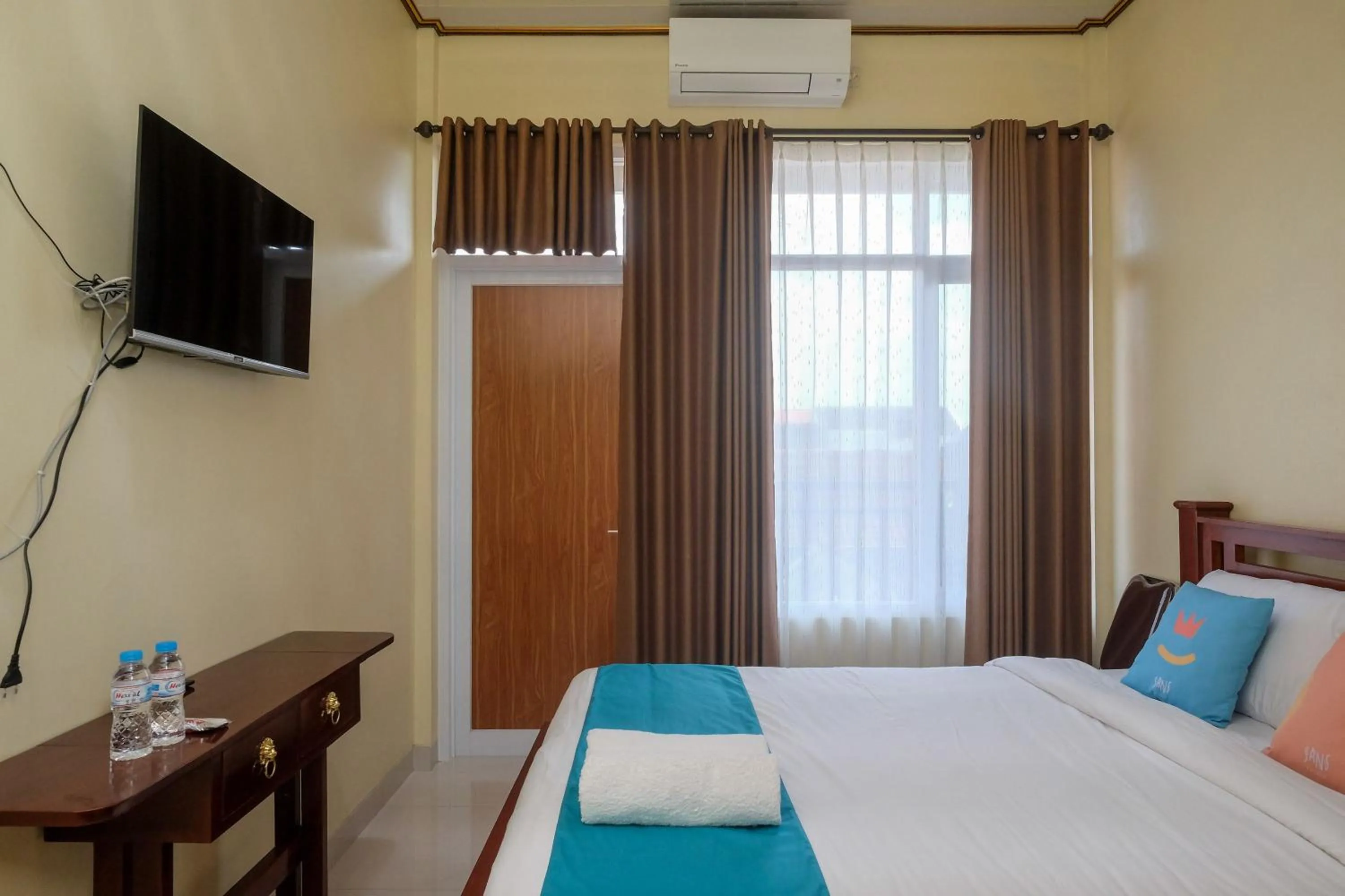 Bedroom, Bed in Sans Hotel Kumbang Yogyakarta by RedDoorz
