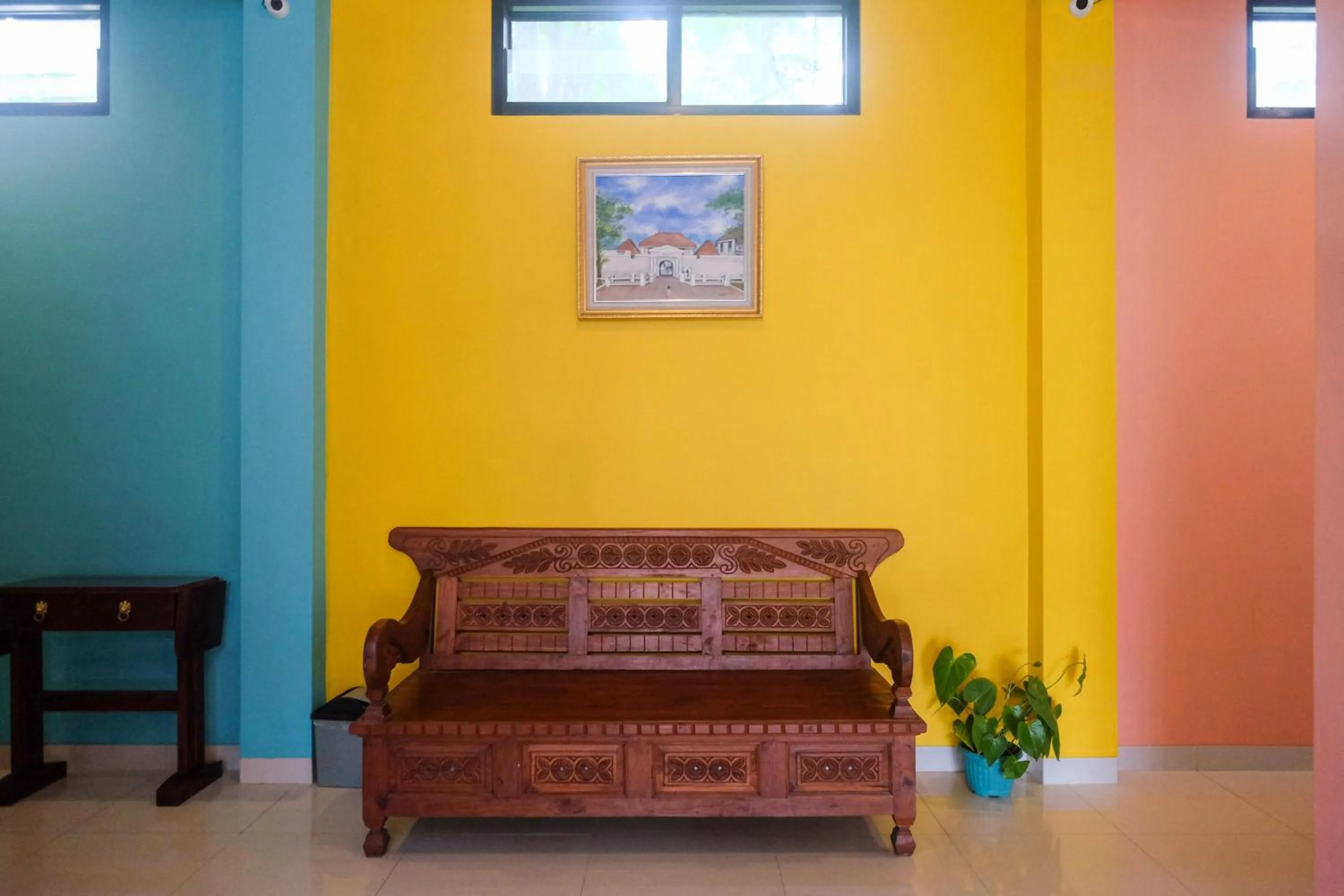 Living room in Sans Hotel Kumbang Yogyakarta by RedDoorz