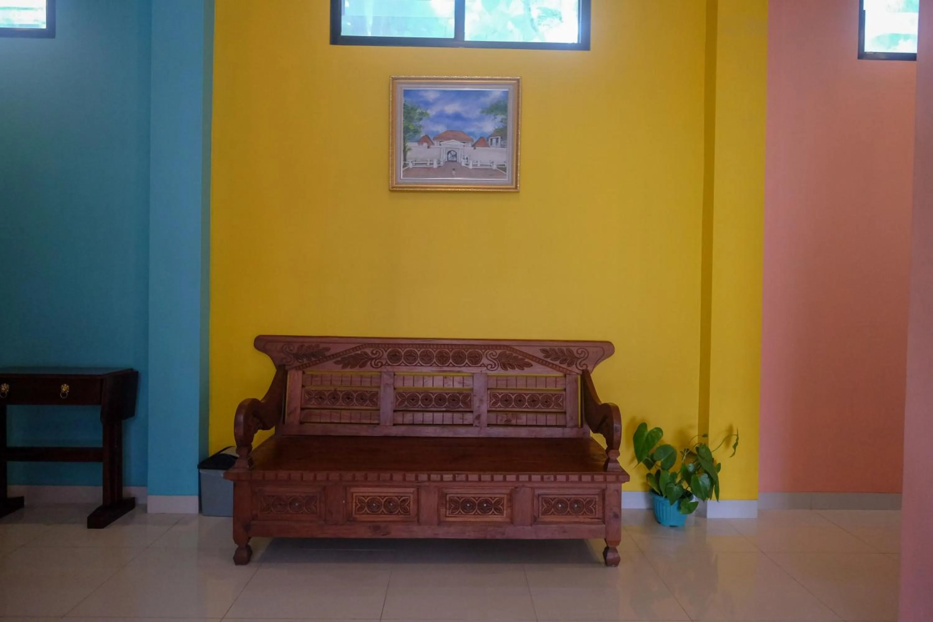 Living room in Sans Hotel Kumbang Yogyakarta by RedDoorz