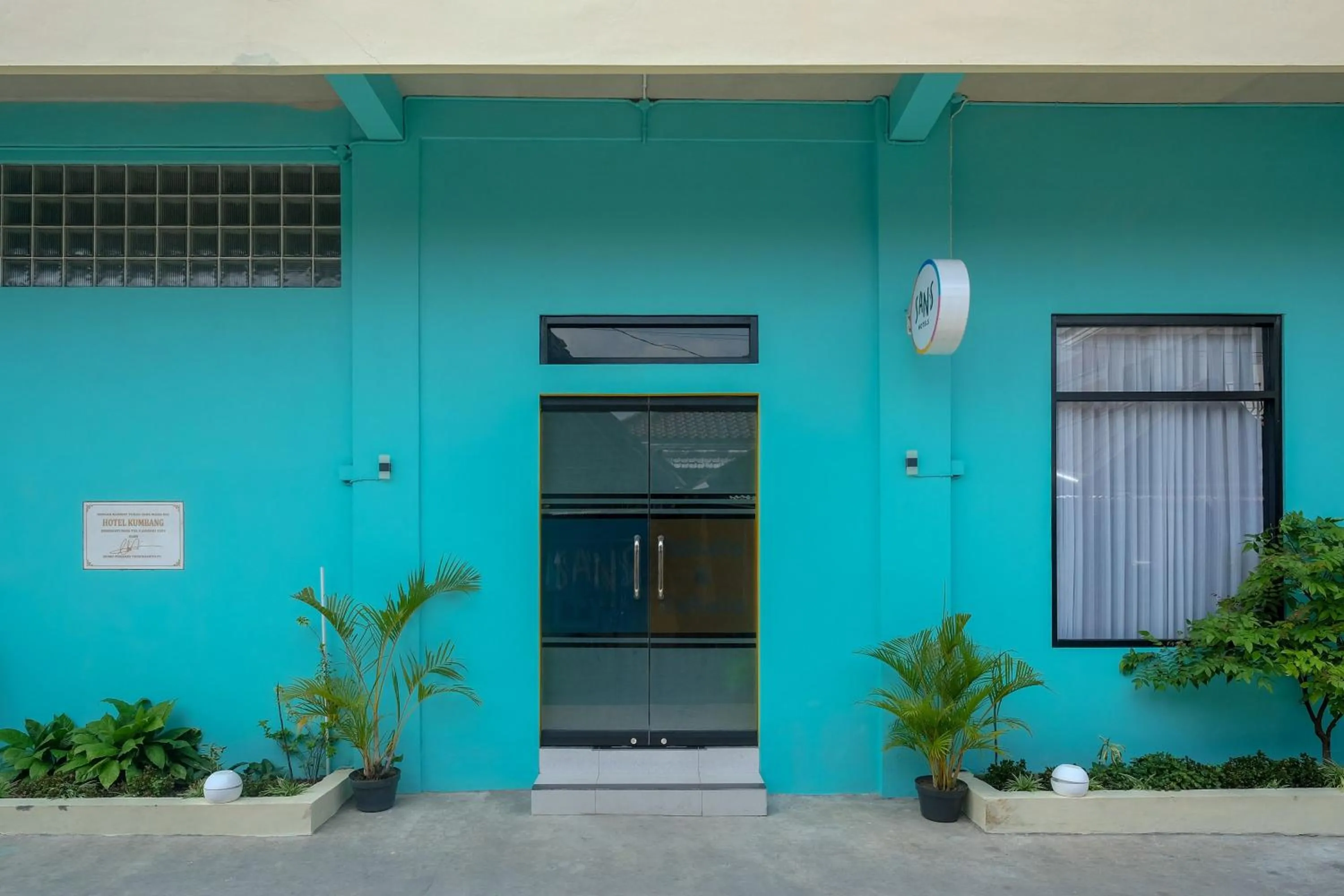 Property building in Sans Hotel Kumbang Yogyakarta by RedDoorz