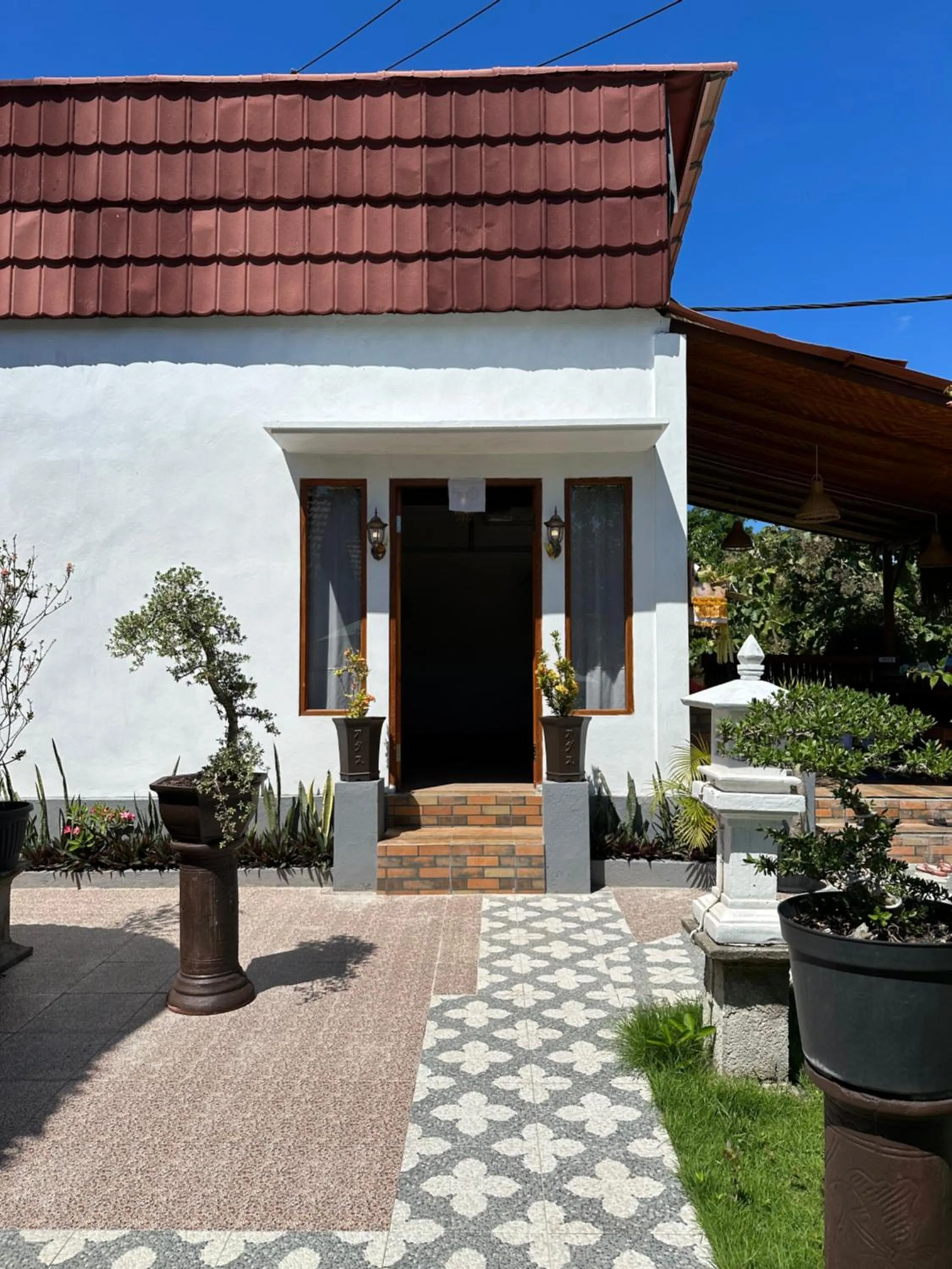 Facade/entrance in Penida Hills