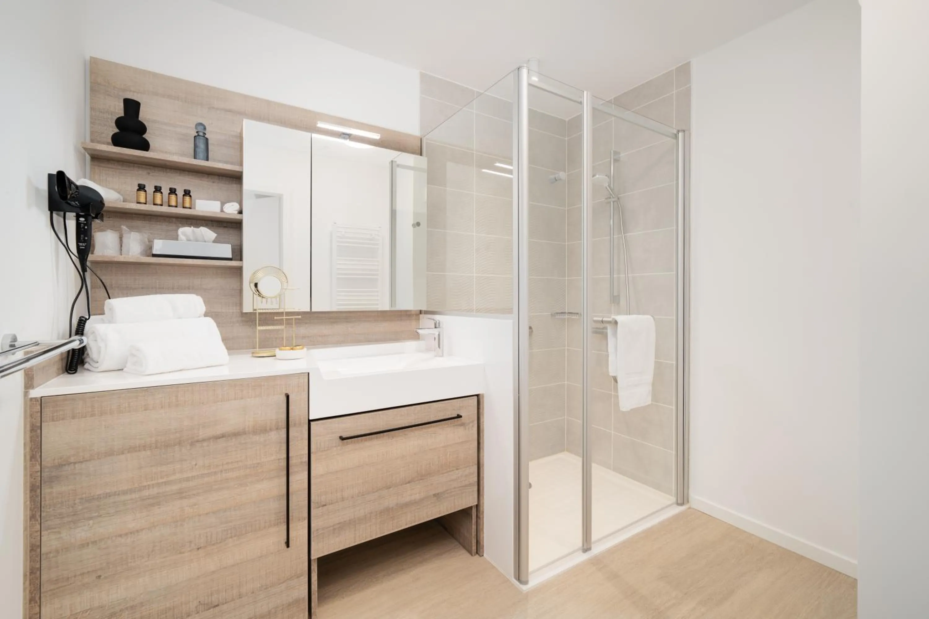 Shower, Bed in Domitys La Cristal'In