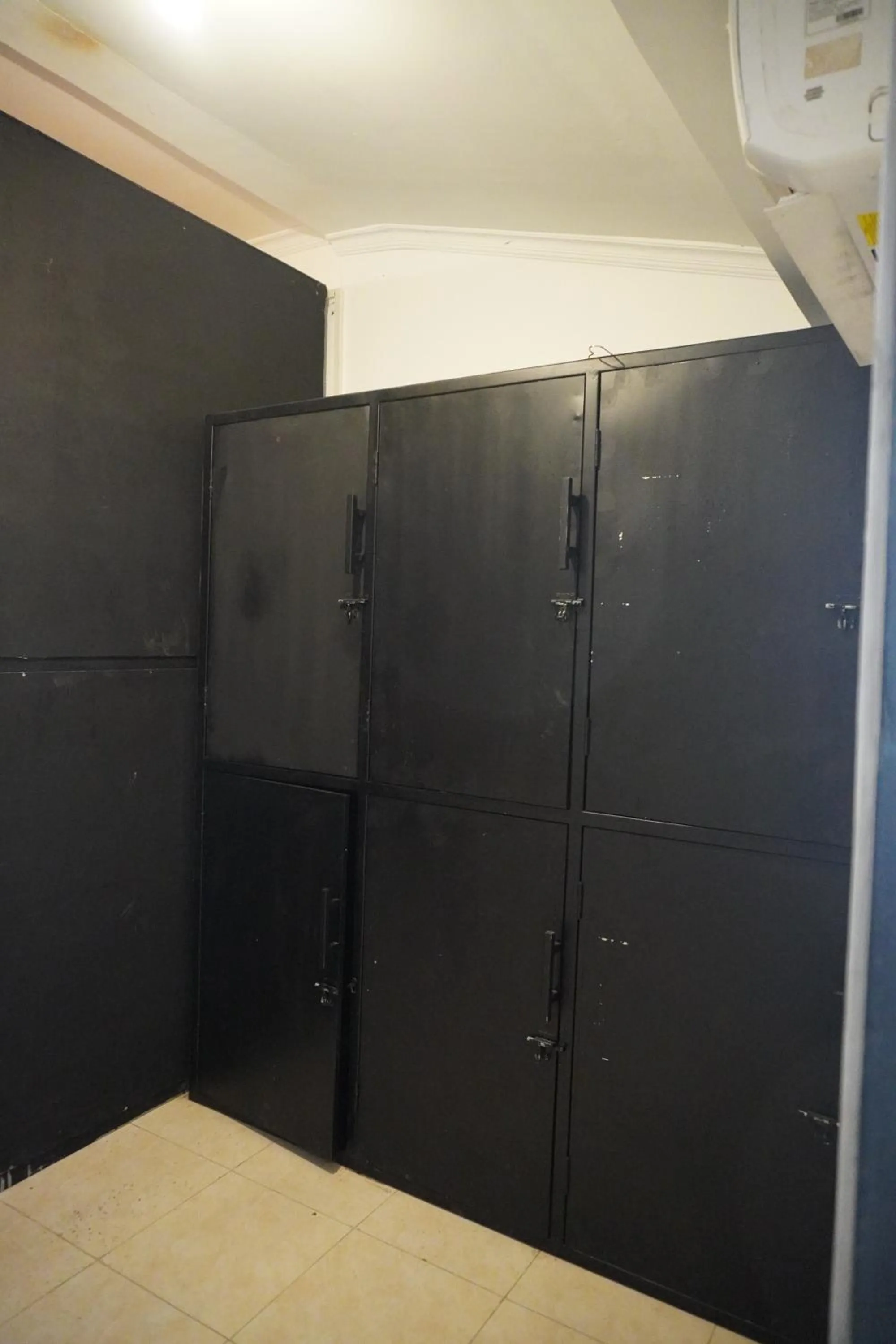 locker in Indonesia Backpacker Hostels