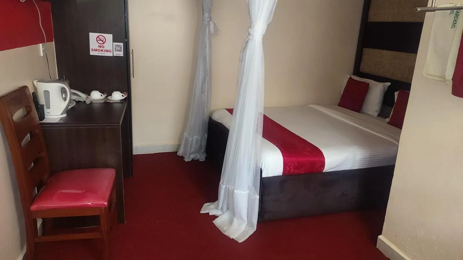 Bedroom, Bed in Gardens Executive Suites