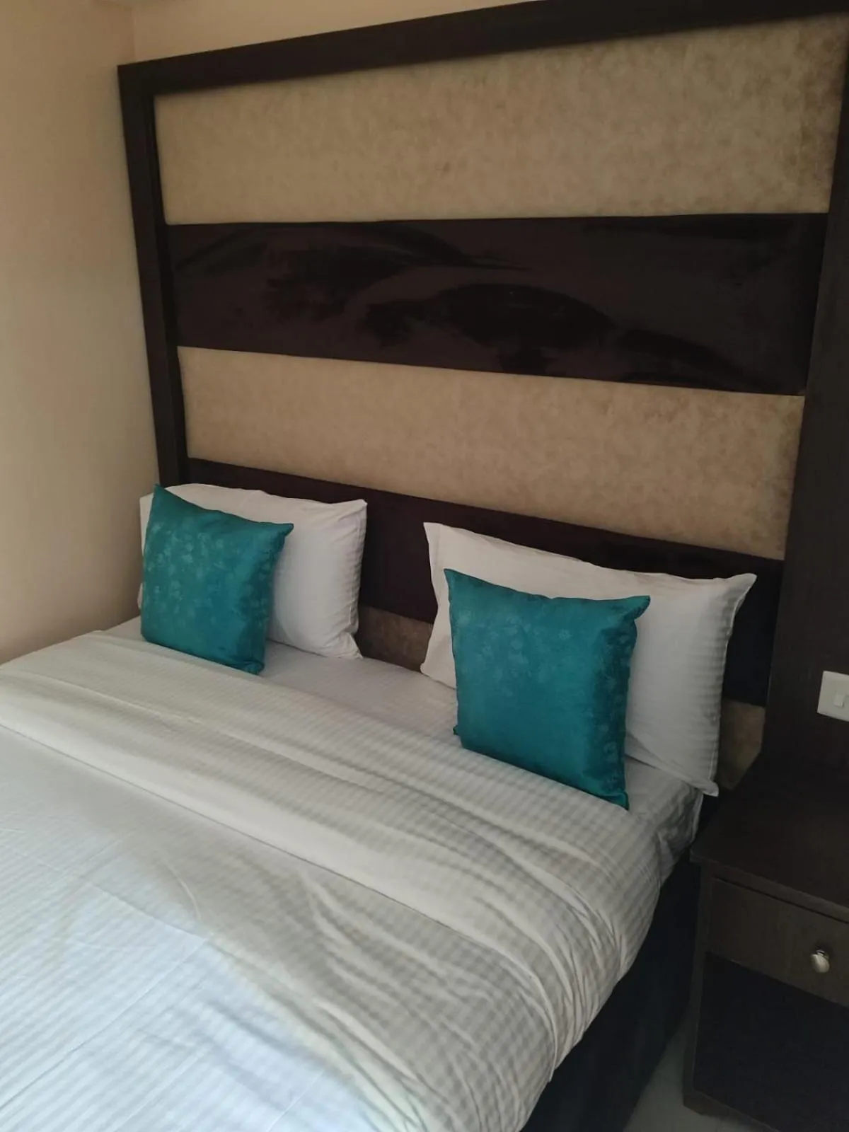 Bedroom, Bed in Gardens Executive Suites