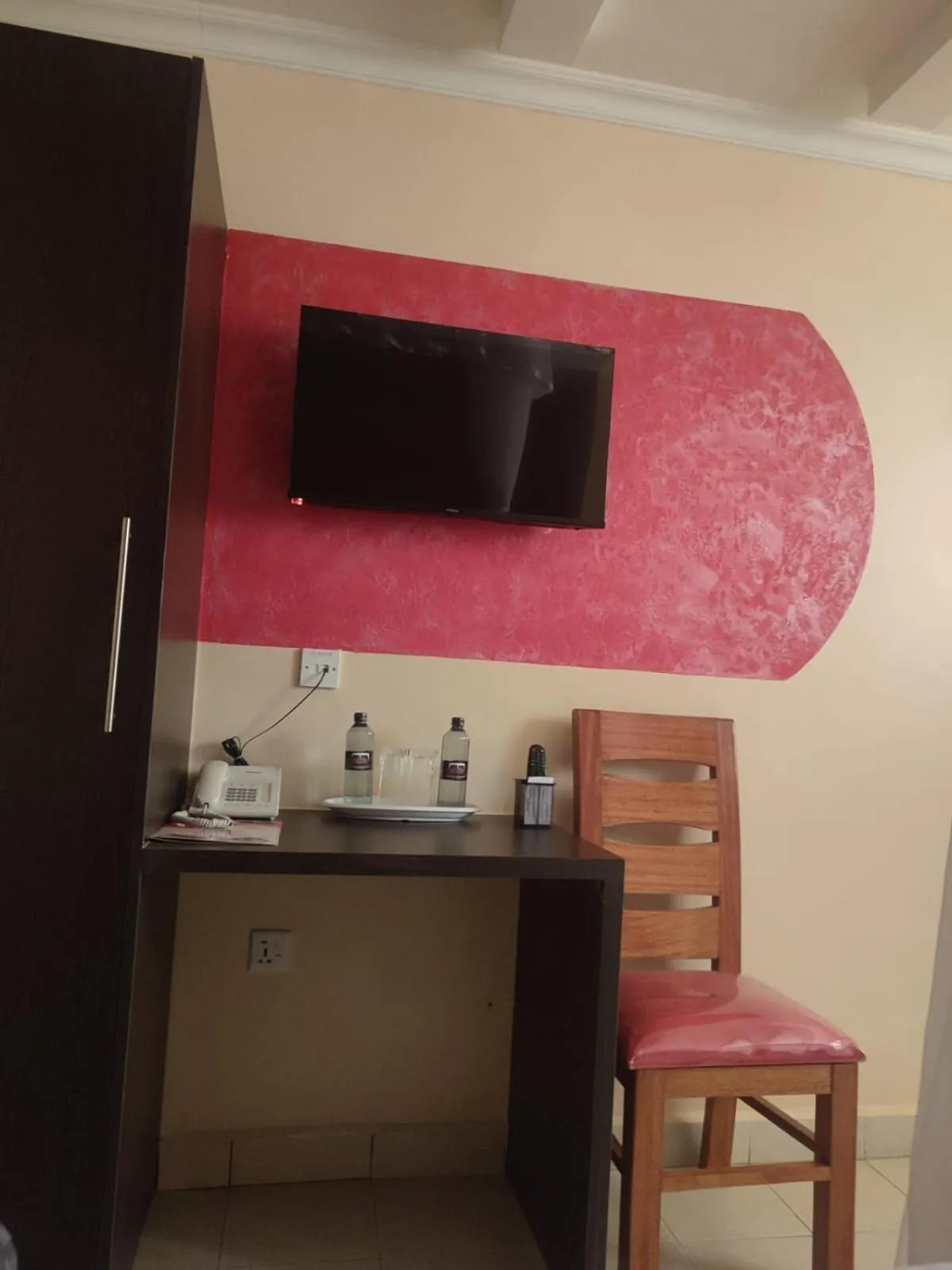 TV and multimedia in Gardens Executive Suites