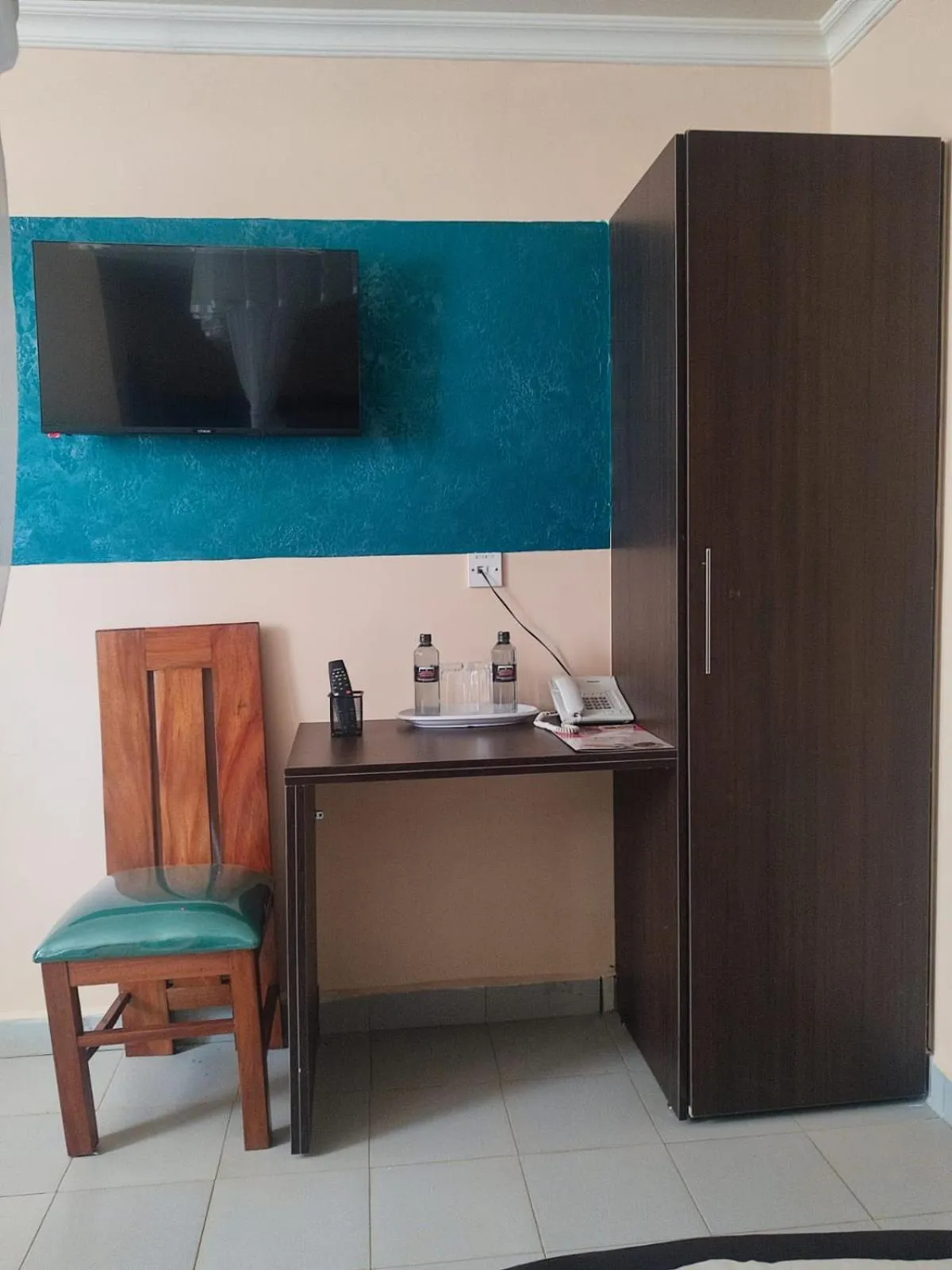 wardrobe in Gardens Executive Suites