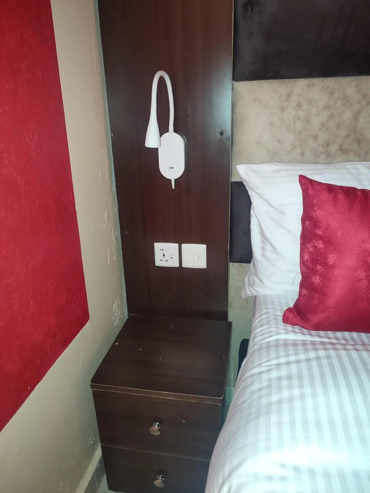 Photo of the whole room, Bed in Gardens Executive Suites