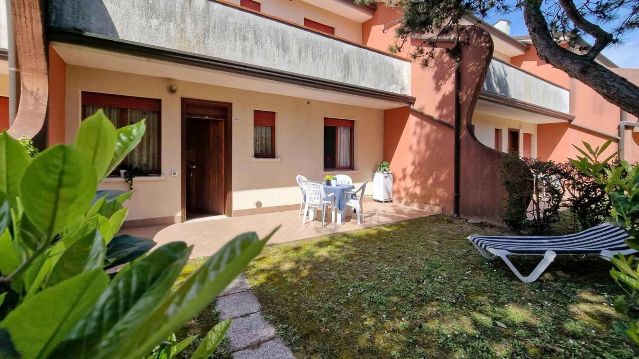 Bright flat in residence with pool - Beahost