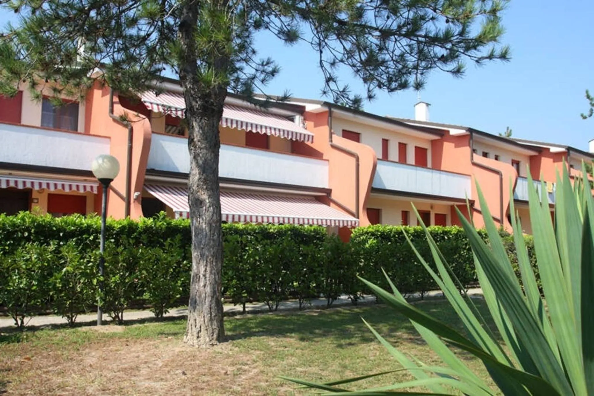 Bright flat in residence with pool - Beahost