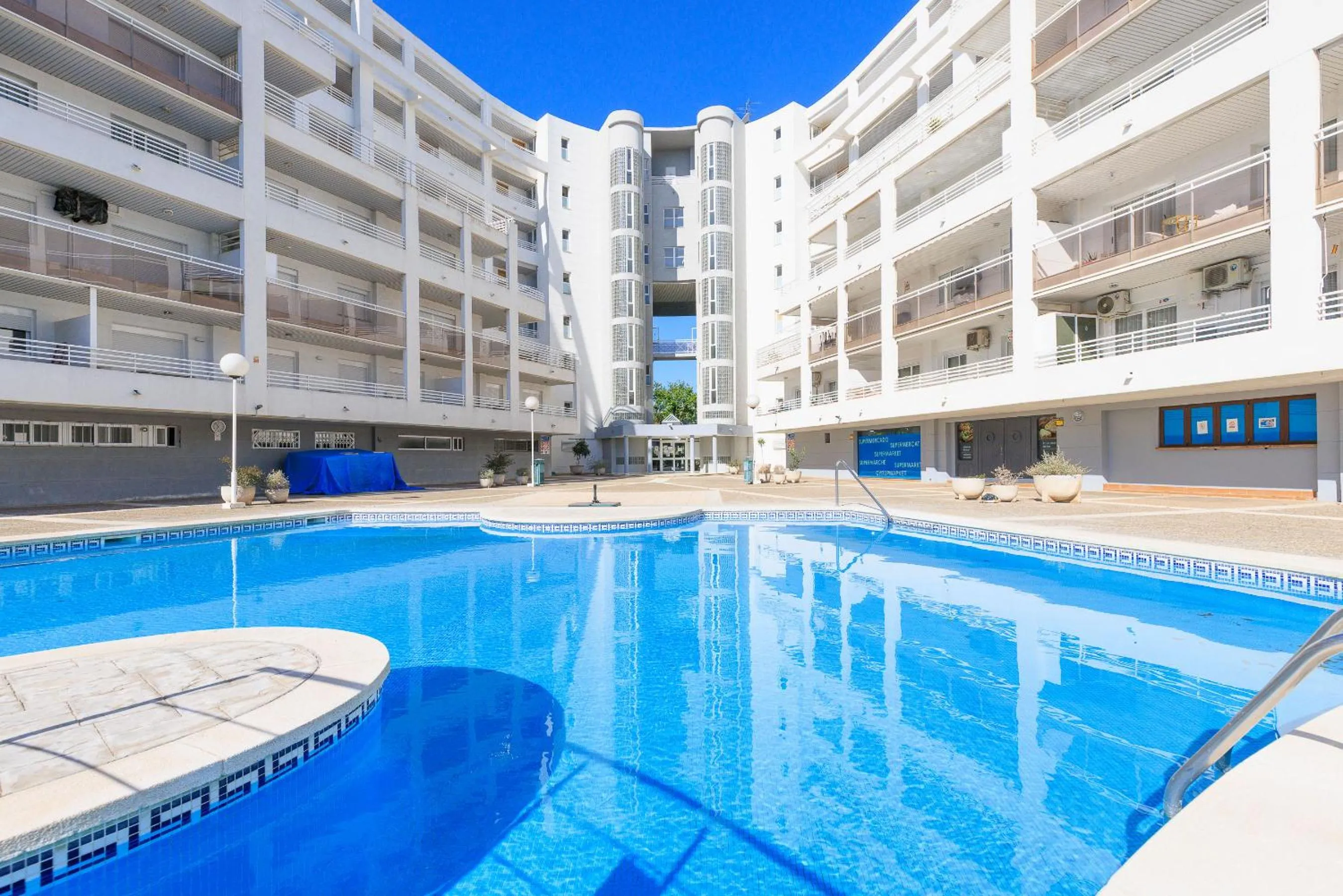 Day in Rentalmar Royal