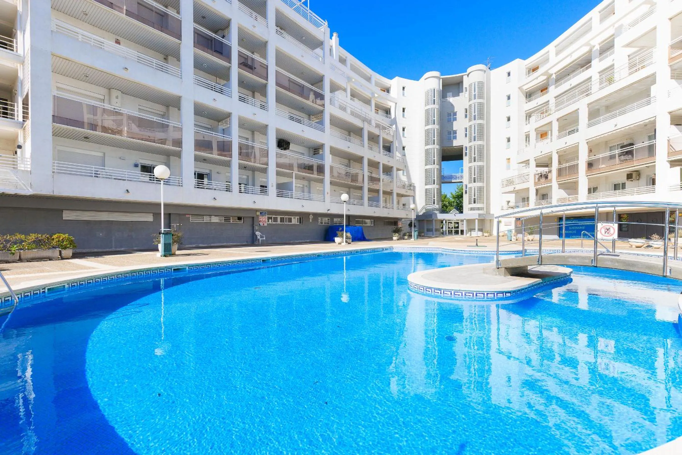 Swimming pool in Rentalmar Royal