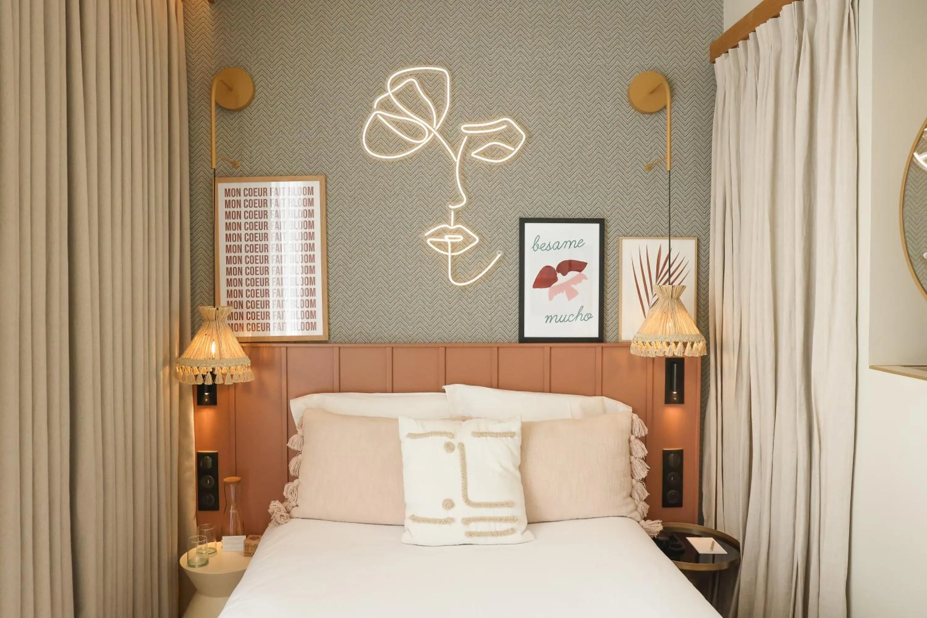 Bed in Bloom House Hôtel & SPA