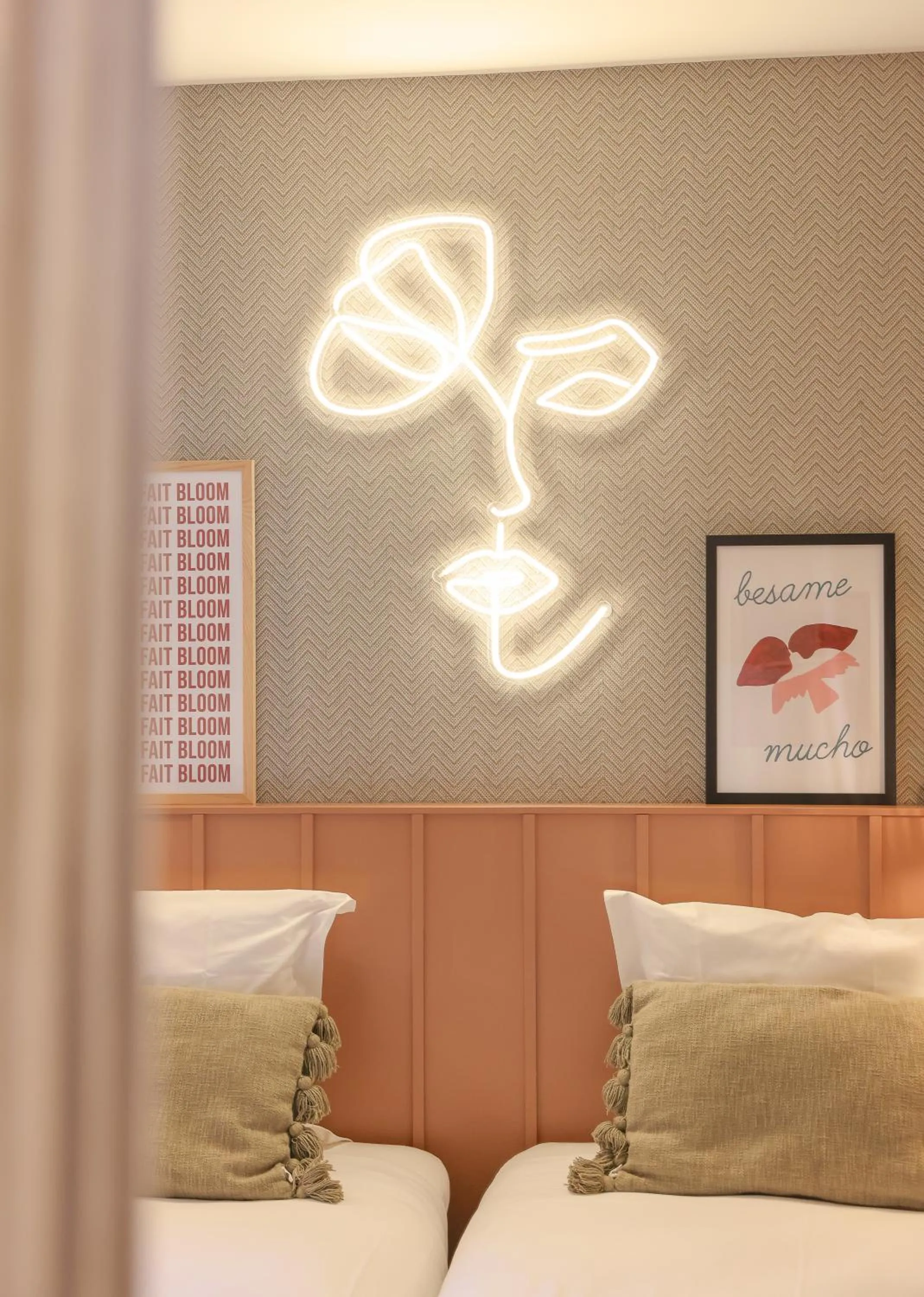 Bed in Bloom House Hôtel & SPA