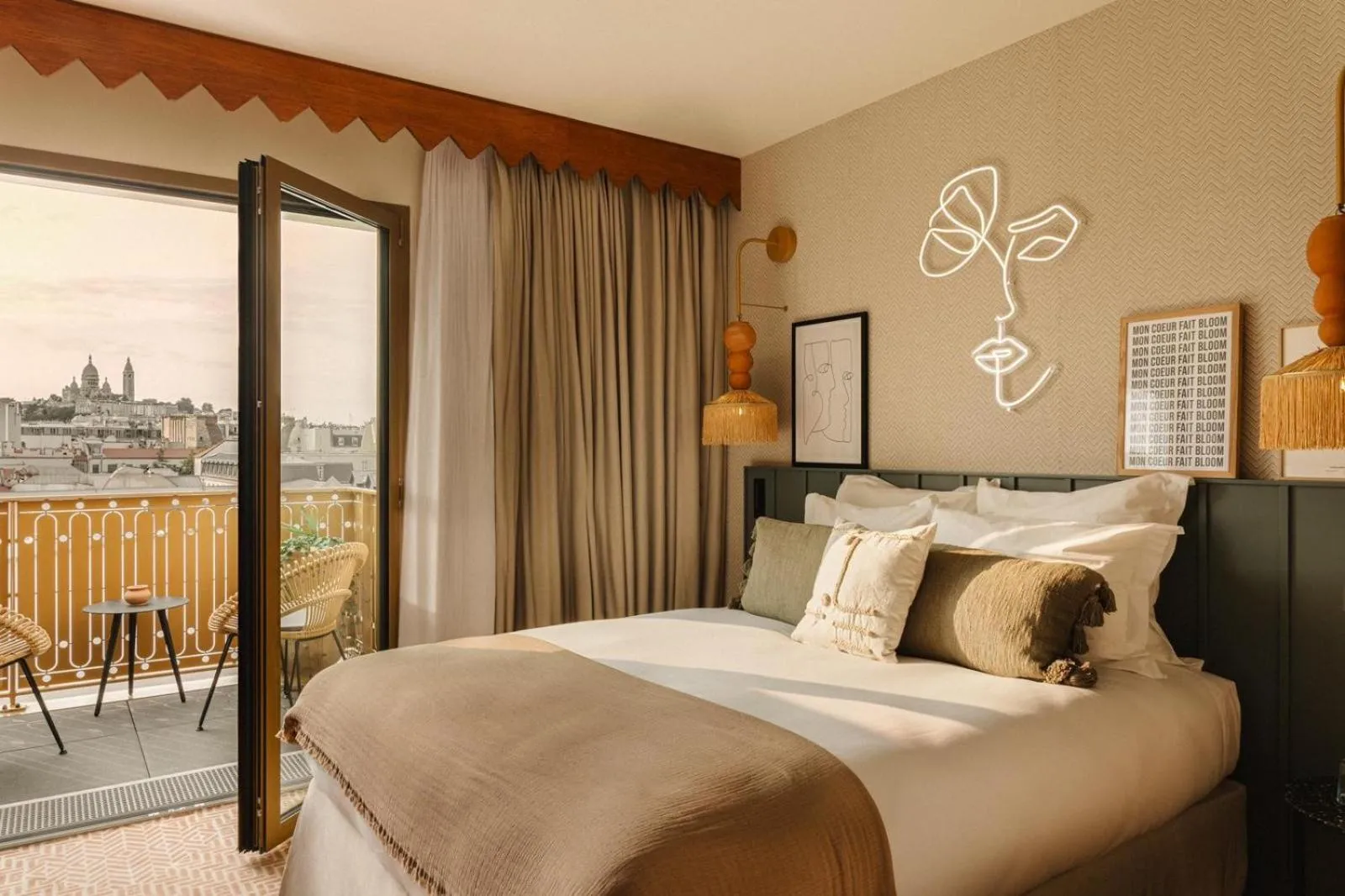 Bed in Bloom House Hôtel & SPA