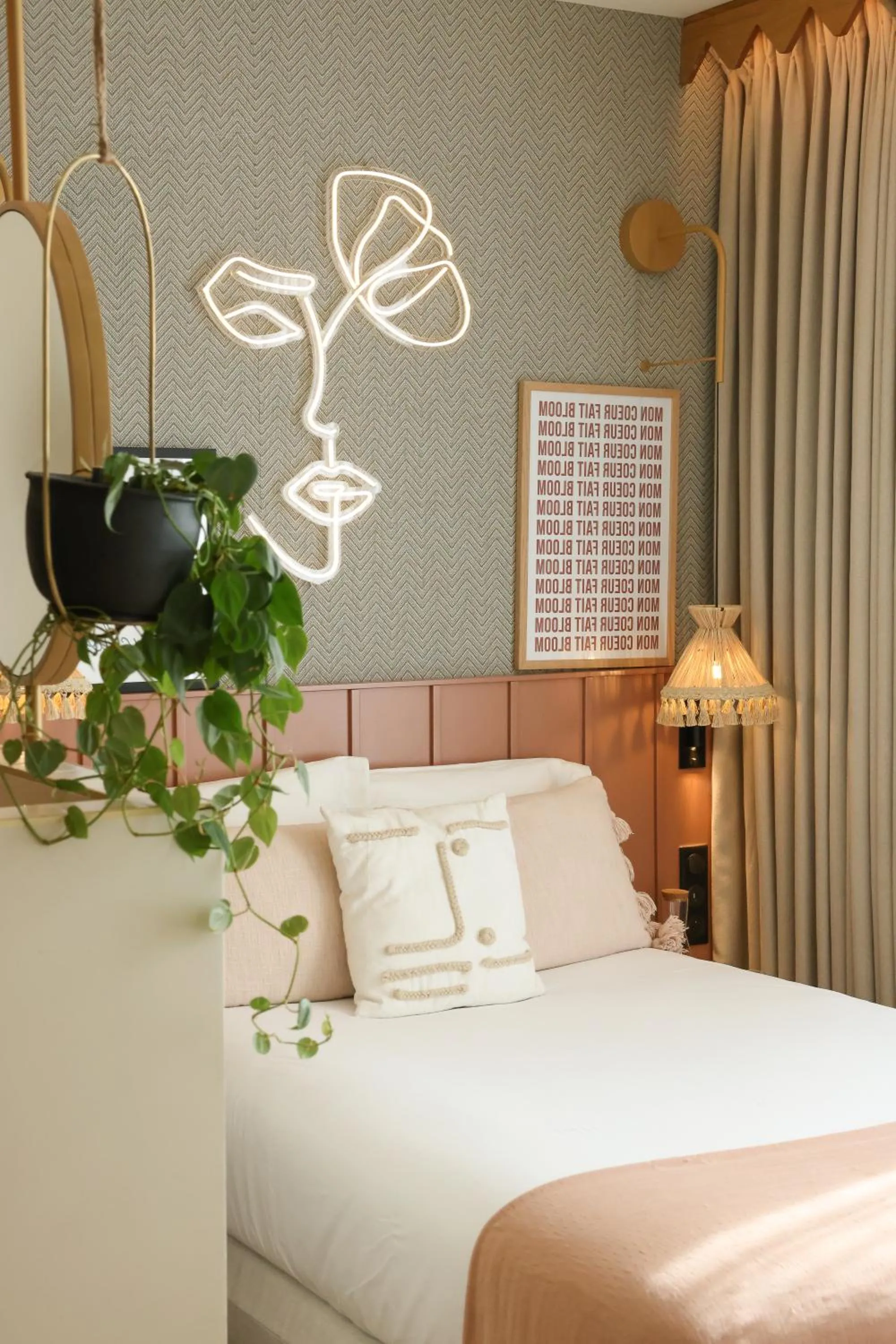 Bed in Bloom House Hôtel & SPA